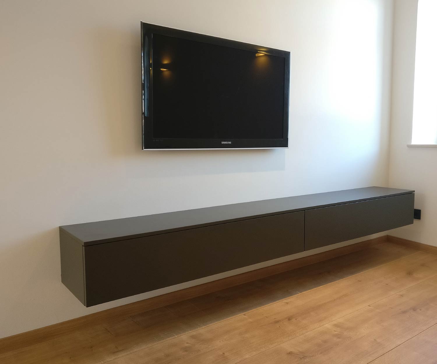 Wand Design Lowboard mit Wandhalterung Wand Design Lowboard mit Wandhalterung