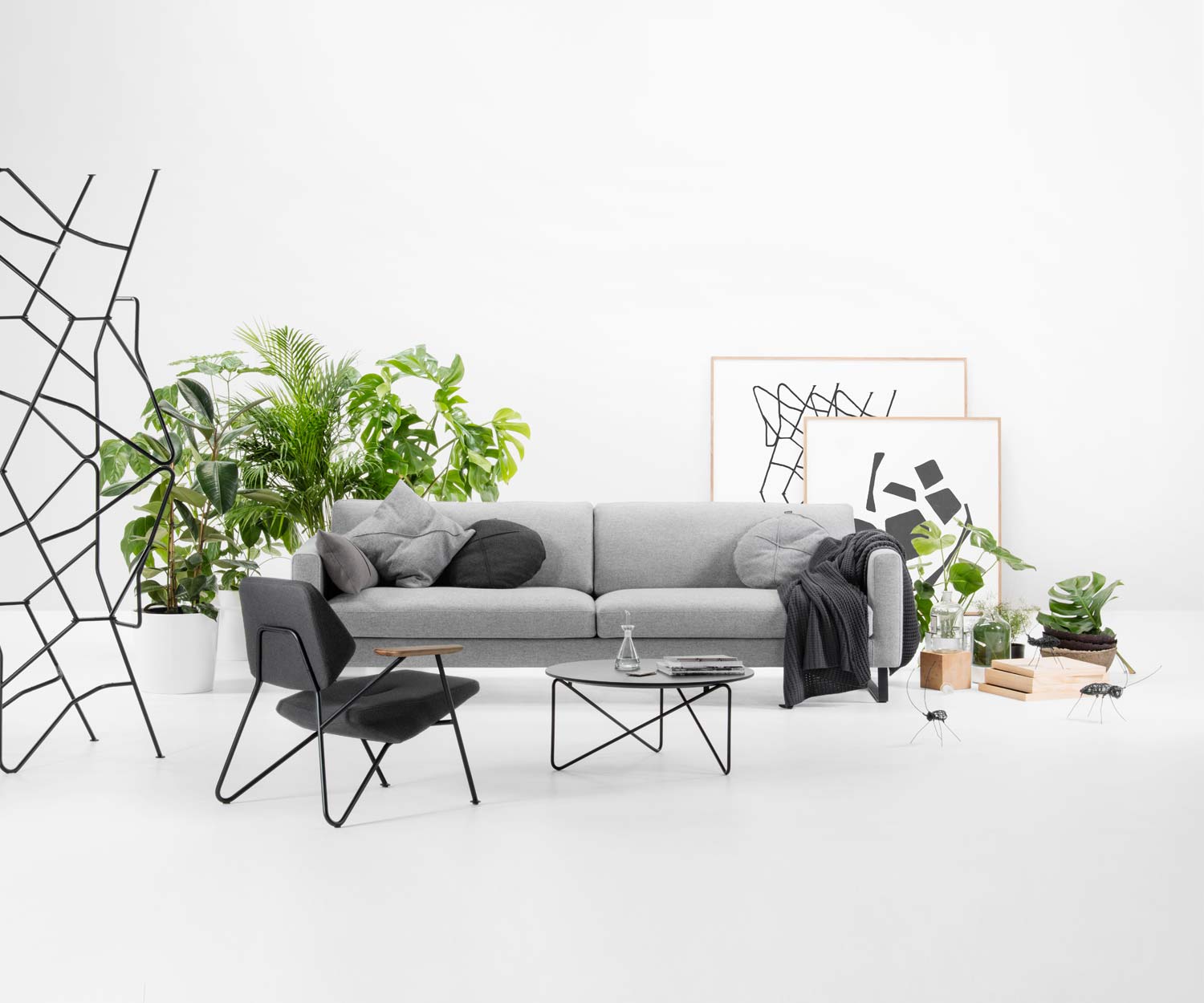 Prostoria Sessel Polygon vor einem Sofa mit Couchtisch Prostoria Sessel Polygon vor einem Sofa mit Couchtisch