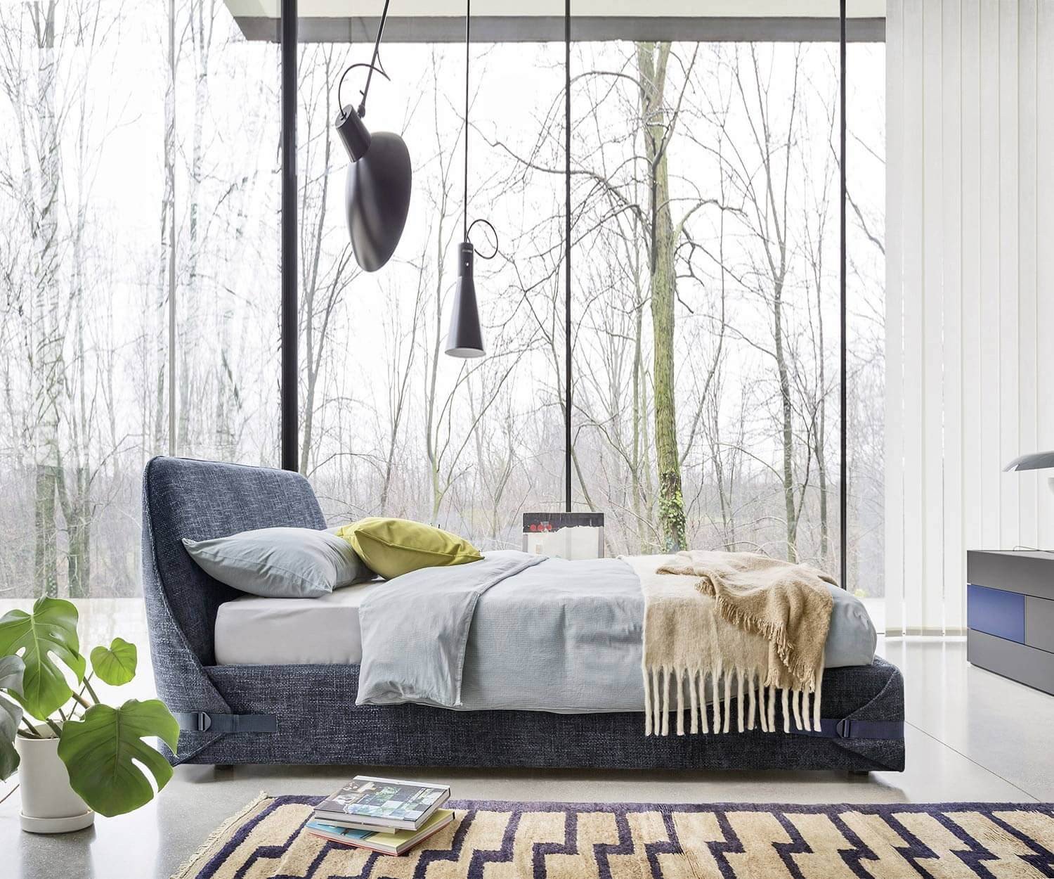 Exklusives Novamobili Design Bett Tape im Shlafzimmer mit Fensterfront Exklusives Novamobili Design Bett Tape im Shlafzimmer mit Fensterfront