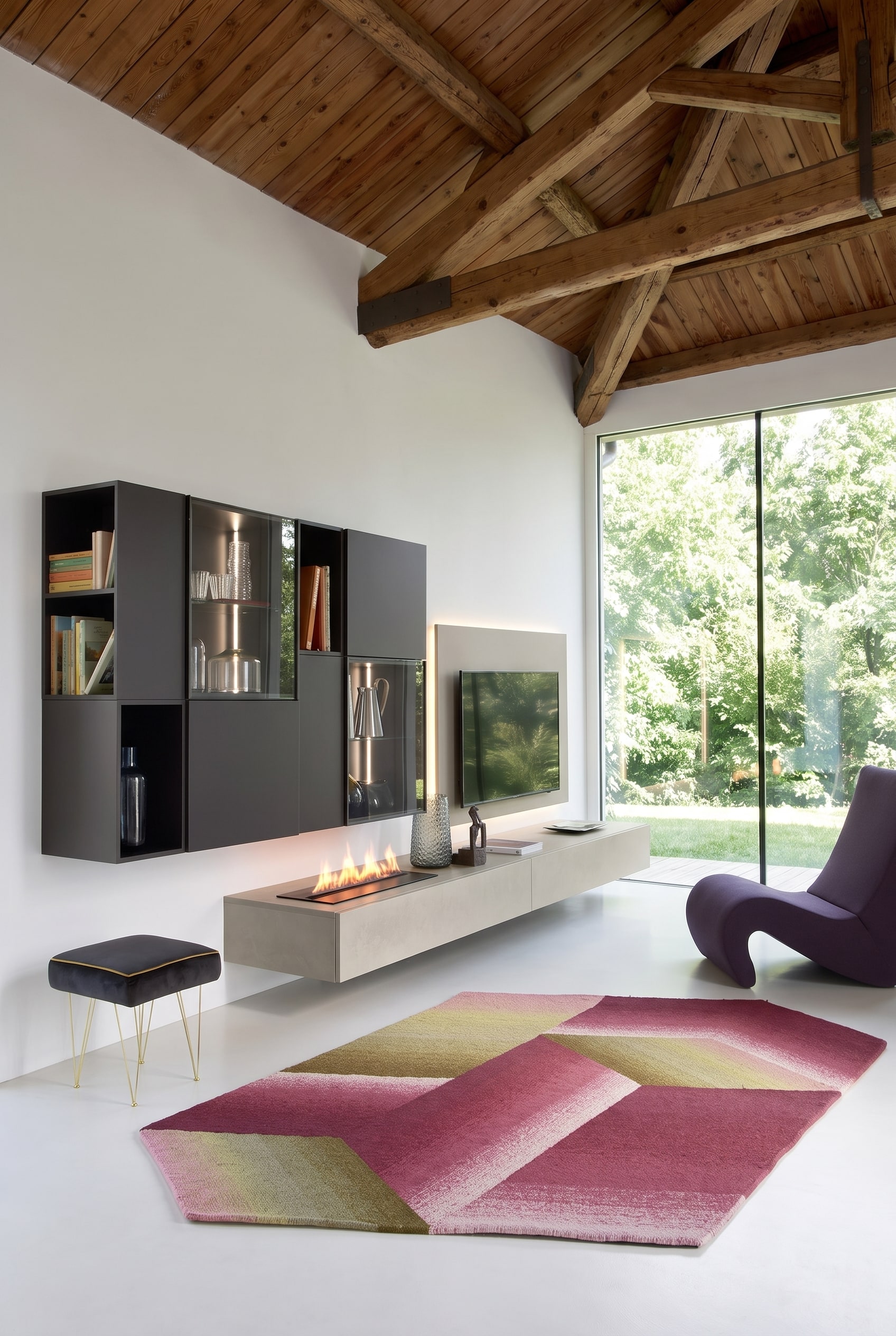 Minimalistische wei&szlig;e Wohnwand mit integriertem Elektrokamin und fl&auml;chenb&uuml;ndig verbautem Fernseher im hellen Wohnzimmer.