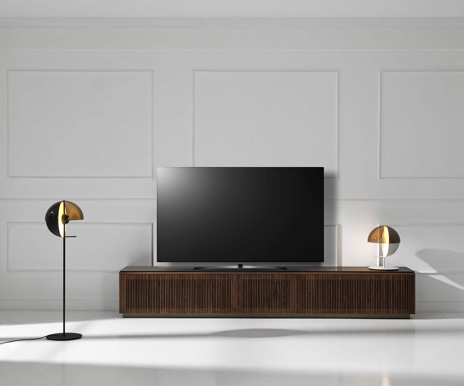 Punt Malmö Design TV Design Lowboard mit Fernseher mit Walnuss Furnier veredelt Punt Malmö Design TV Design Lowboard mit Fernseher mit Walnuss Furnier veredelt