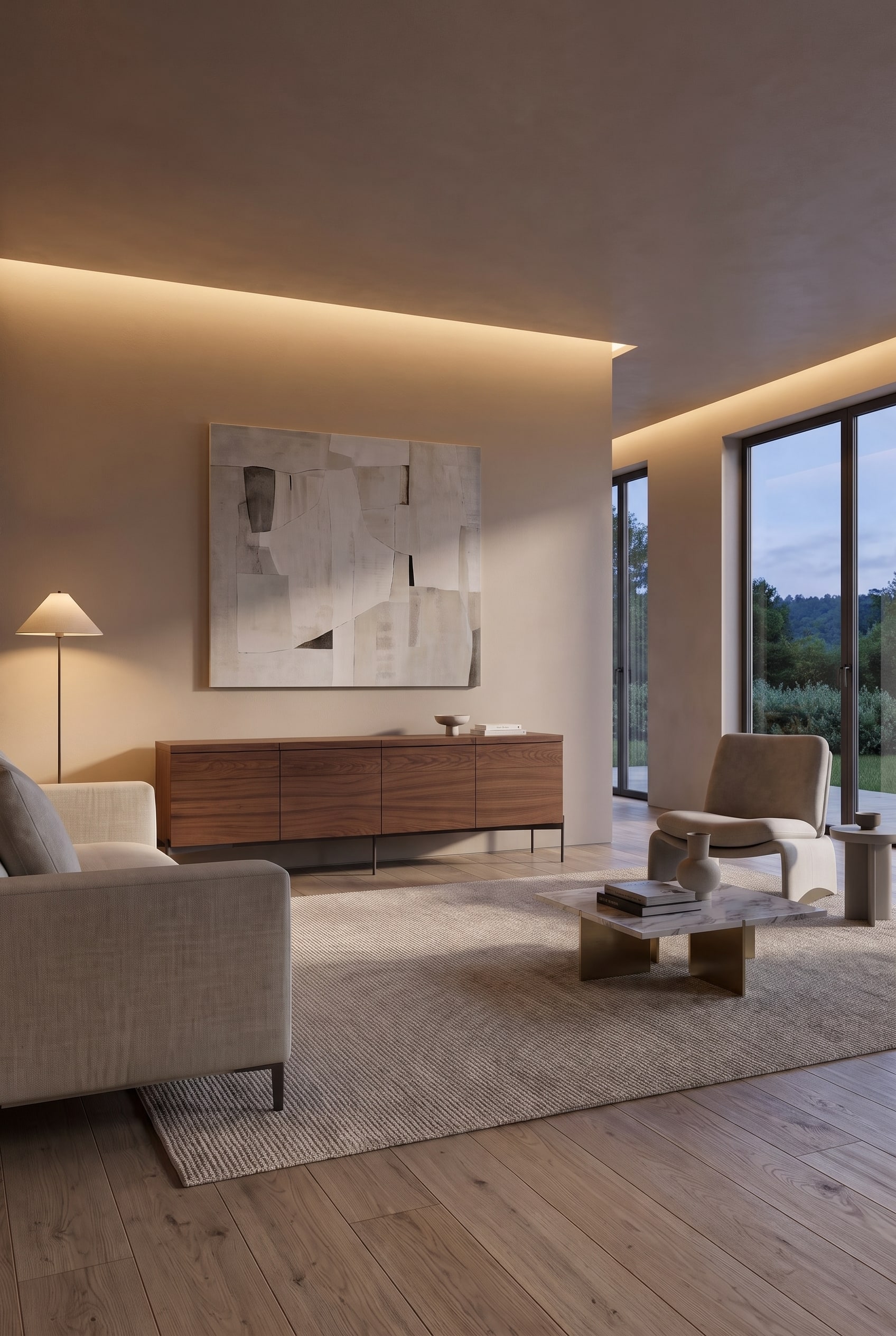 Modernes Wohnzimmer mit dunklem Holz-Sideboard, hellem Sofa, Marmor-Couchtisch und gro&szlig;em abstrakten Wandbild.