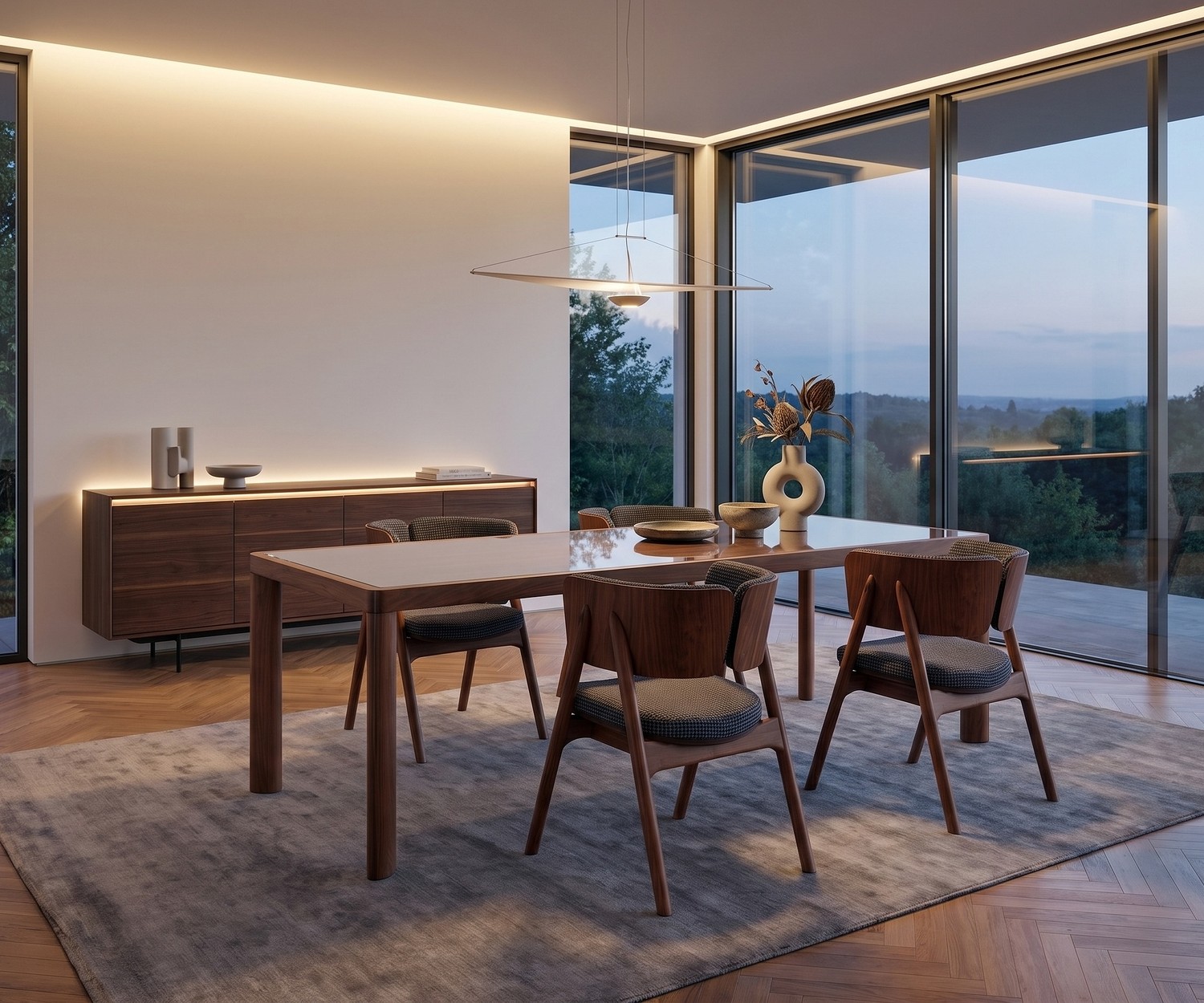 al2 ka-bera 001 b Design Esstisch aus Holz im Esszimmer mit passenden Stühlen und Sideboard vor großer Fensterfront.