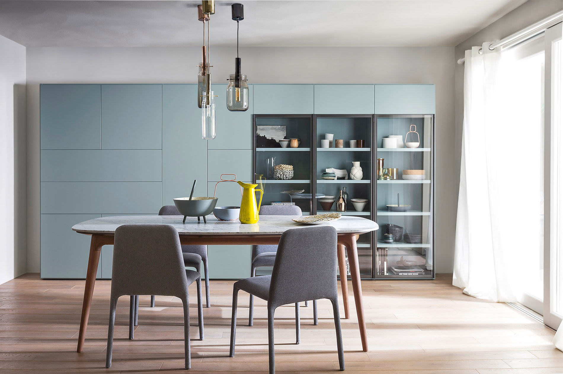 Design Esszimmer mit großzügigem Schrank und Esstisch