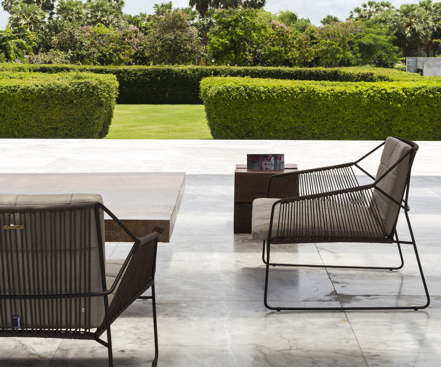 Oasiq Sandur Schnur Design Sessel auf der Gartenterrasse in Dunkelgrau Anthrazit Oasiq Sandur Schnur Design Sessel auf der Gartenterrasse in Dunkelgrau Anthrazit