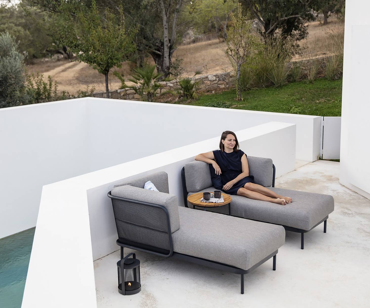 Exklusives Todus Baza Design Gartensofa auf der Terrasse