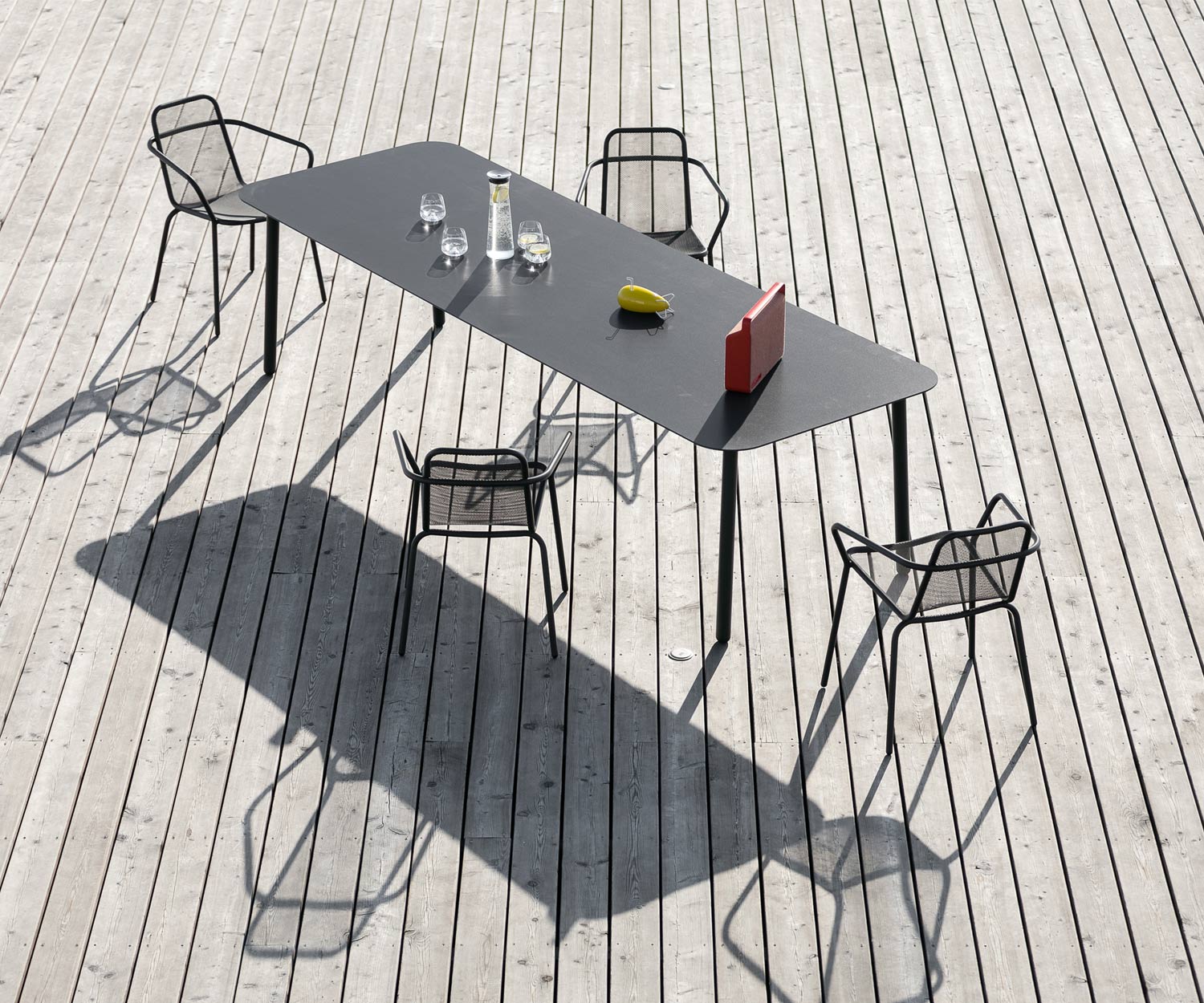 Langer Design Gartentisch Starling in Anthrazit Gestell mit grauer Tischplatte Langer Design Gartentisch Starling in Anthrazit Gestell mit grauer Tischplatte