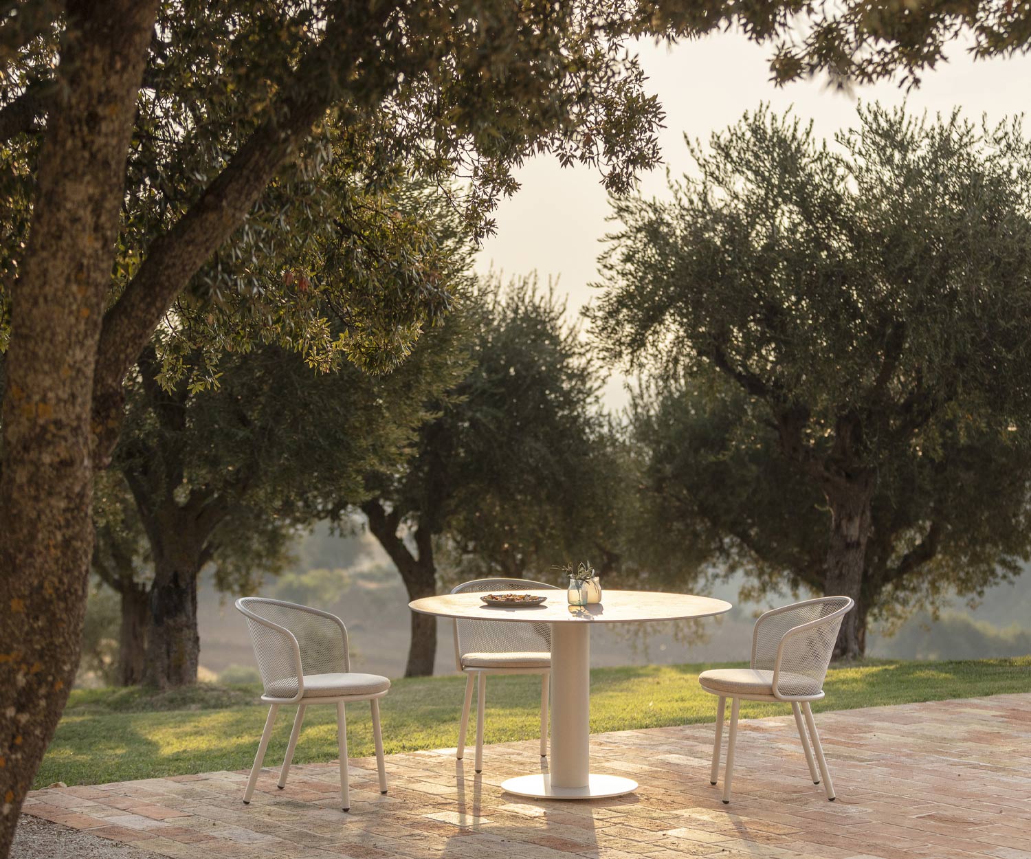 Wetterfester Baza Outdoor Stuhl mit weißem Gestell und grauem Sitzpolster Wetterfester Baza Outdoor Stuhl mit weißem Gestell und grauem Sitzpolster