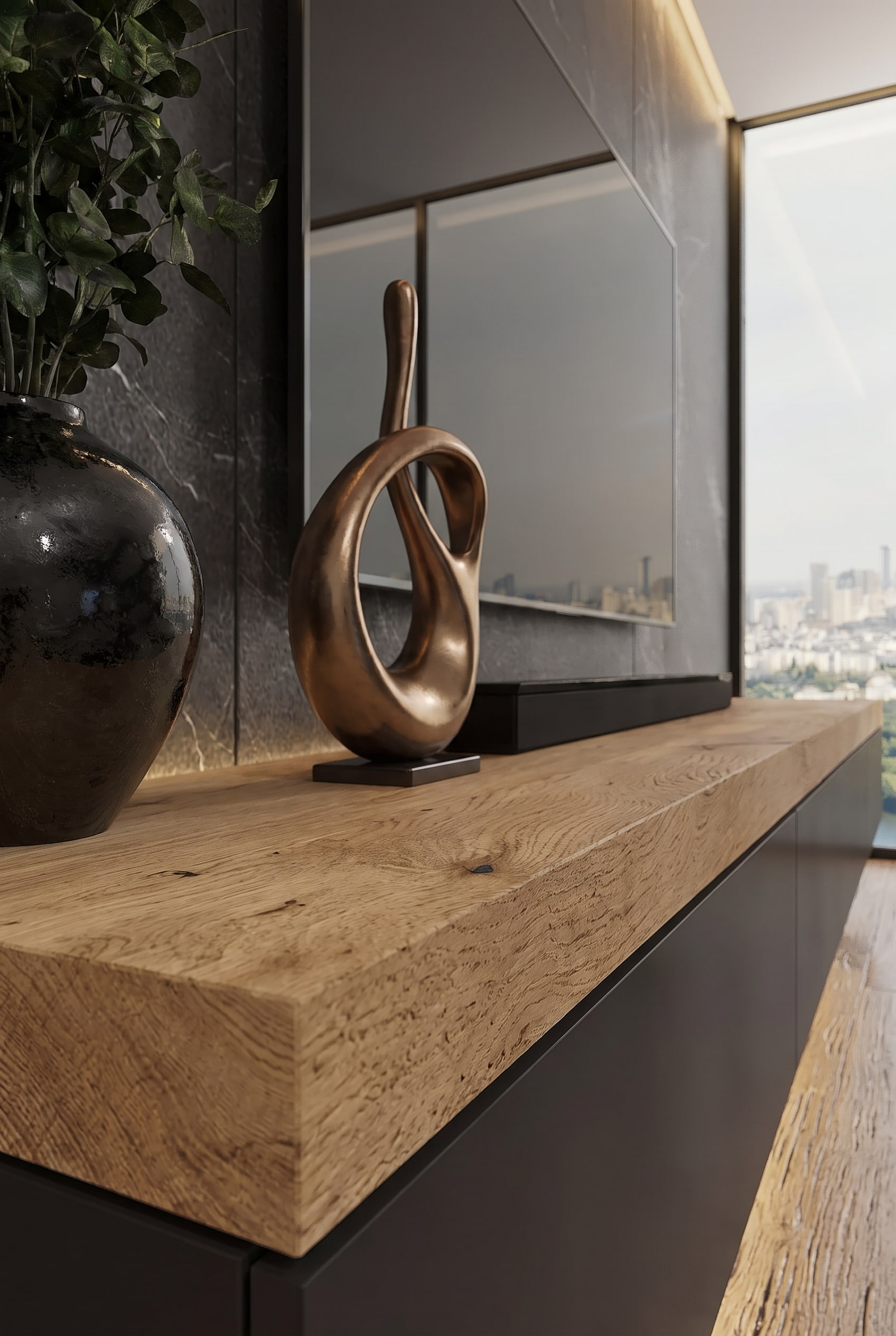 Detailaufnahme einer filigranen Bronzeskulptur auf einer 6cm dicken Lowboard-Holzplatte.