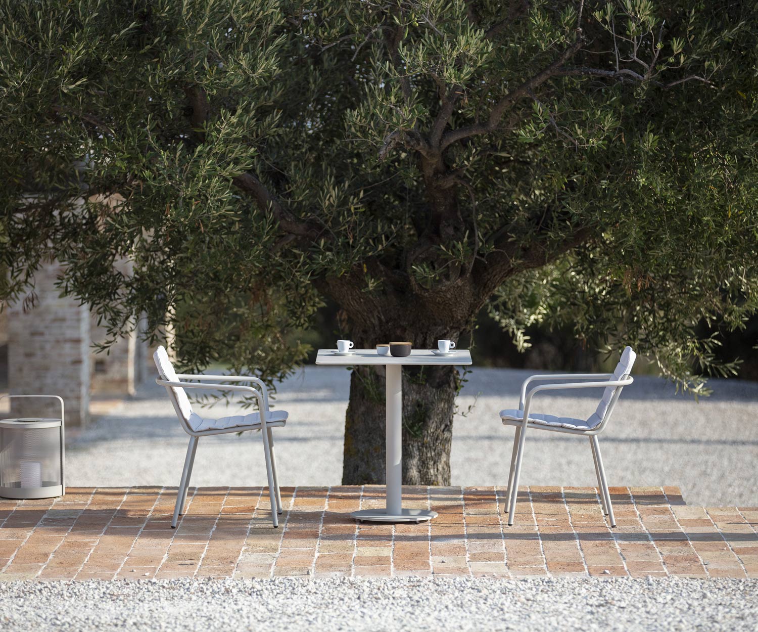 Hochwertiger Todus Branta Designer Gartentisch mit Frühstücksgedeck auf Terrasse