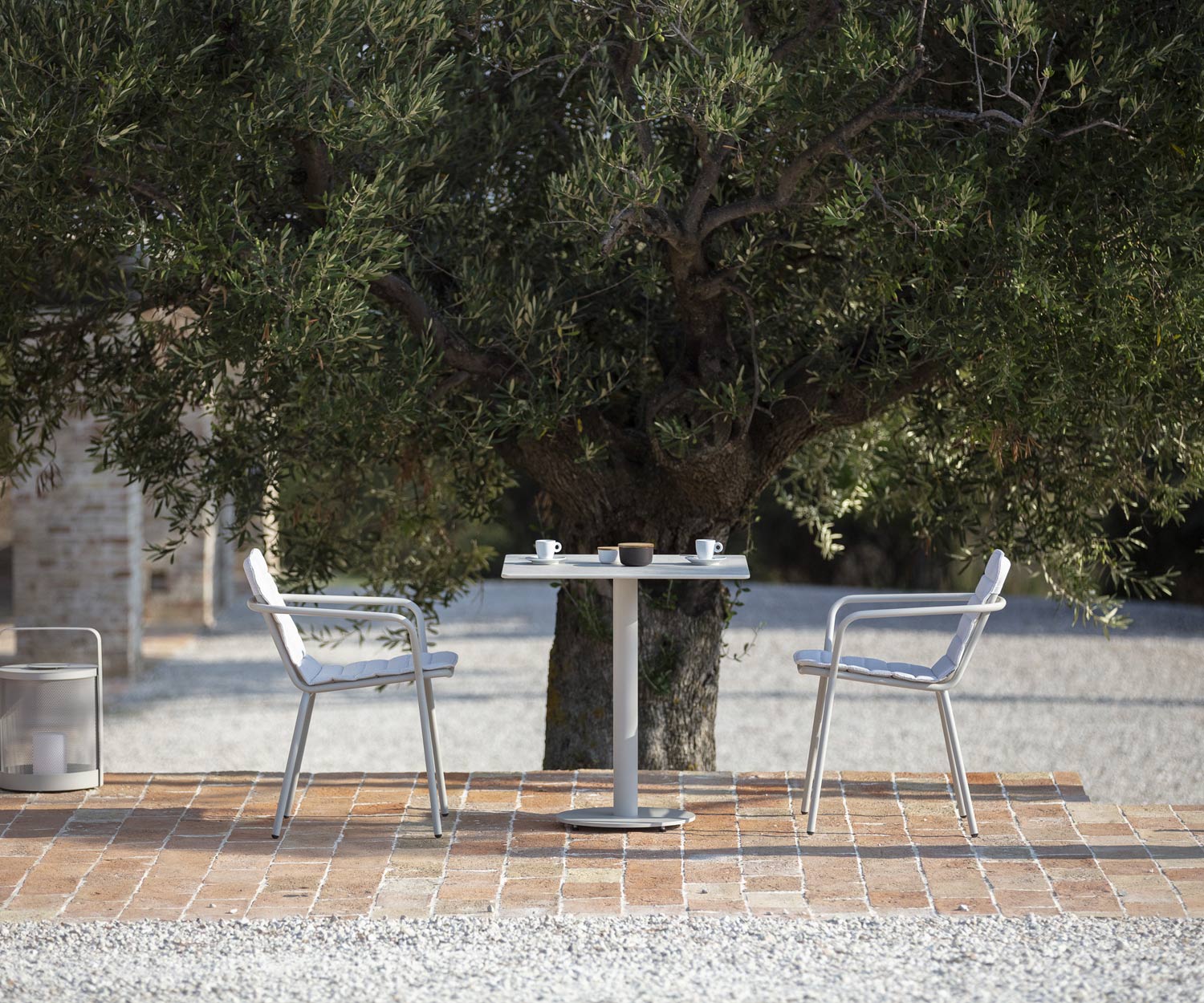 Exklusiver Todus Branta Bistrotisch mit Anthrazitgestell und Keramik Tischplatte Exklusiver Todus Branta Bistrotisch mit Anthrazitgestell und Keramik Tischplatte