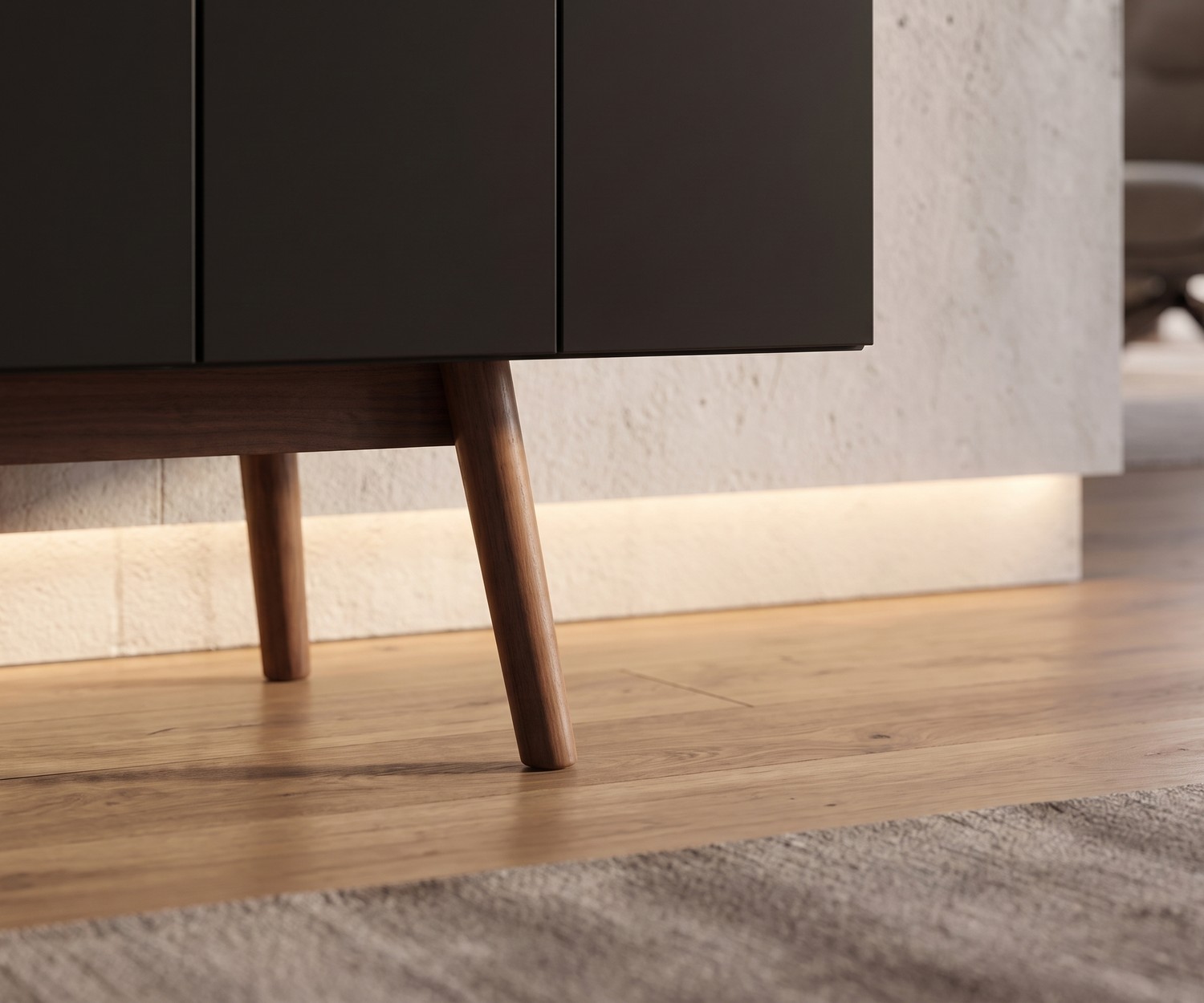 al2 Design Sideboard MOS-I-KO 003 A mit Retro-Holzbeinen al2 Sideboard MOS-I-KO 003 A im Wohnzimmer, Detail der Holzfüße im Retro-Stil und dunklen Fronten auf Parkett.