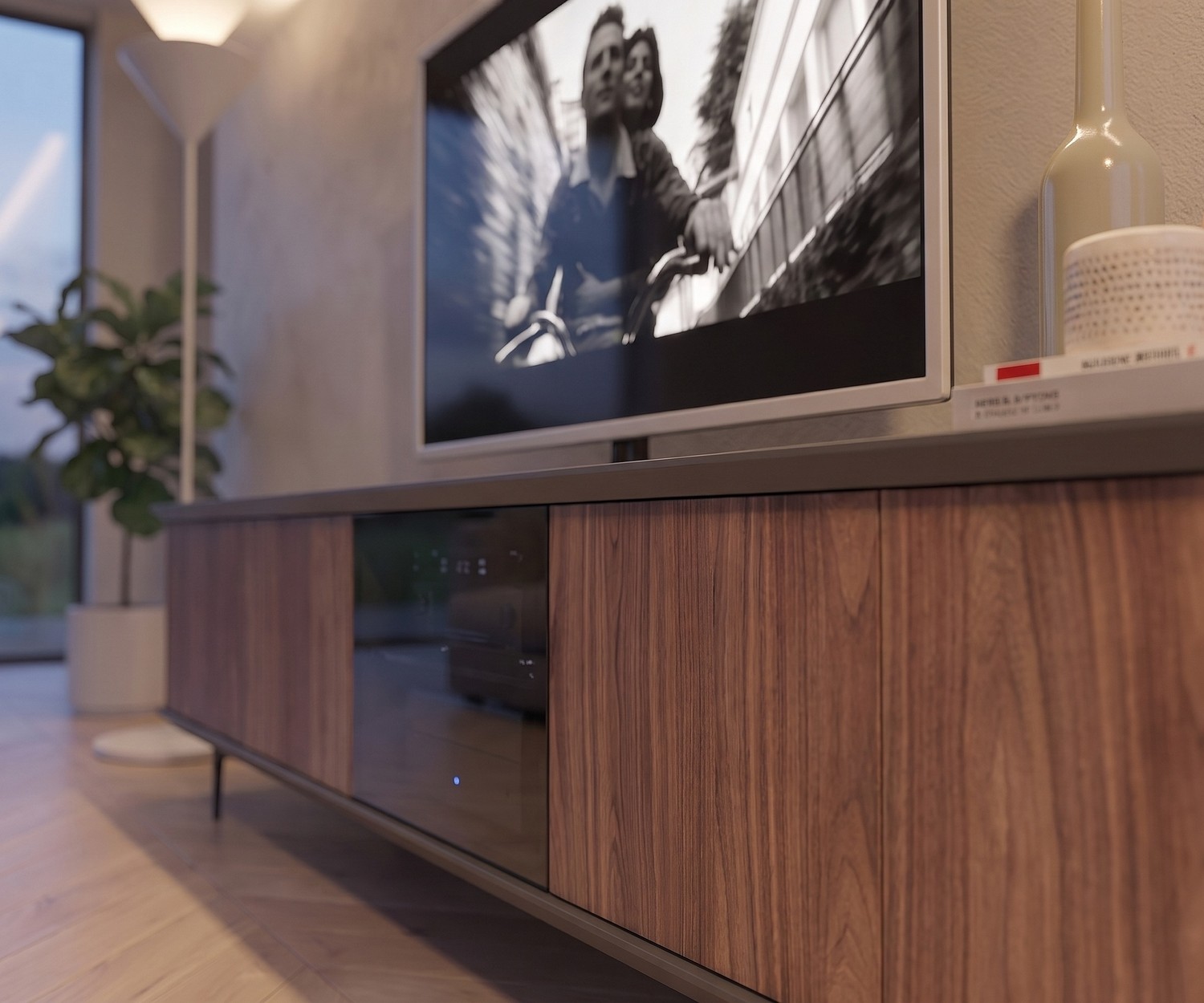 Ozzio Brera TV Media Lowboard Schrank aus Walnuss mit Rauchglasfront im modernen Wohnzimmer.