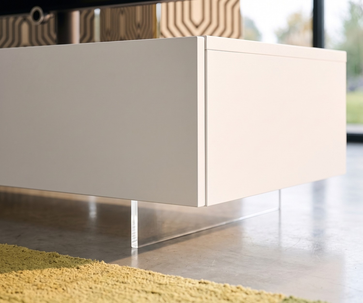 Transparenter TV Sockel Livitalia unter weißem Lowboard für schwebenden Effekt im modernen Wohnzimmer, Methacrylat.