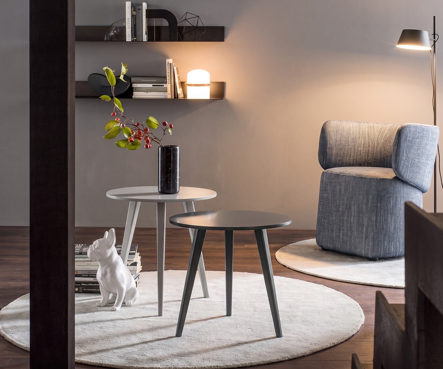 Novamobili Beistelltisch Trio aus Massivholz Design Beistelltisch Trio von Novamobili im Wohnzimmer, moderne 3-Bein Holztische in Grau auf rundem Teppich vor Sessel.