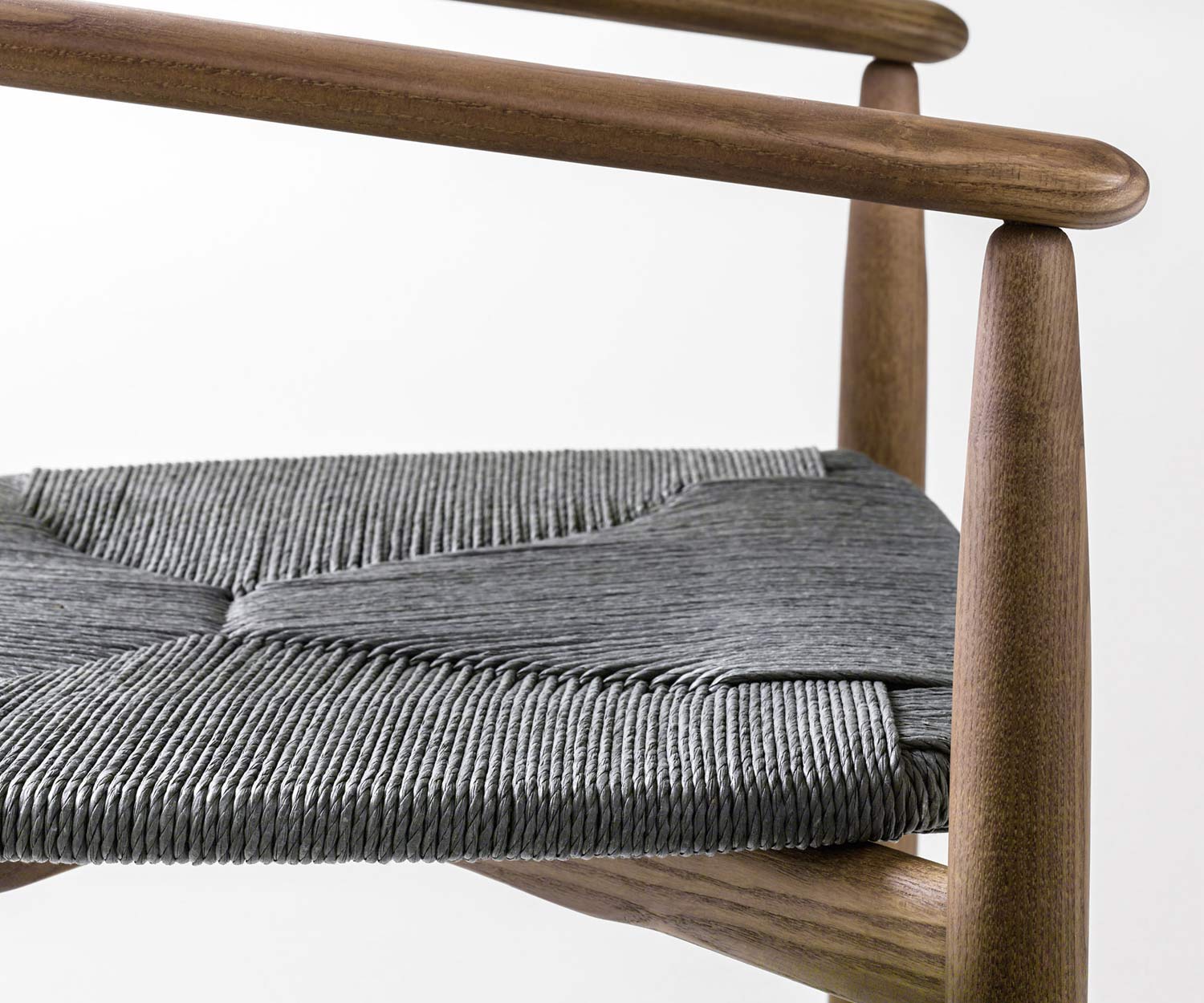 Novamobili Stuhl Rose Nussbaum Sitz aus Strohgeflecht Graphit Detail Novamobili Stuhl Rose Nussbaum Sitz aus Strohgeflecht Graphit Detail