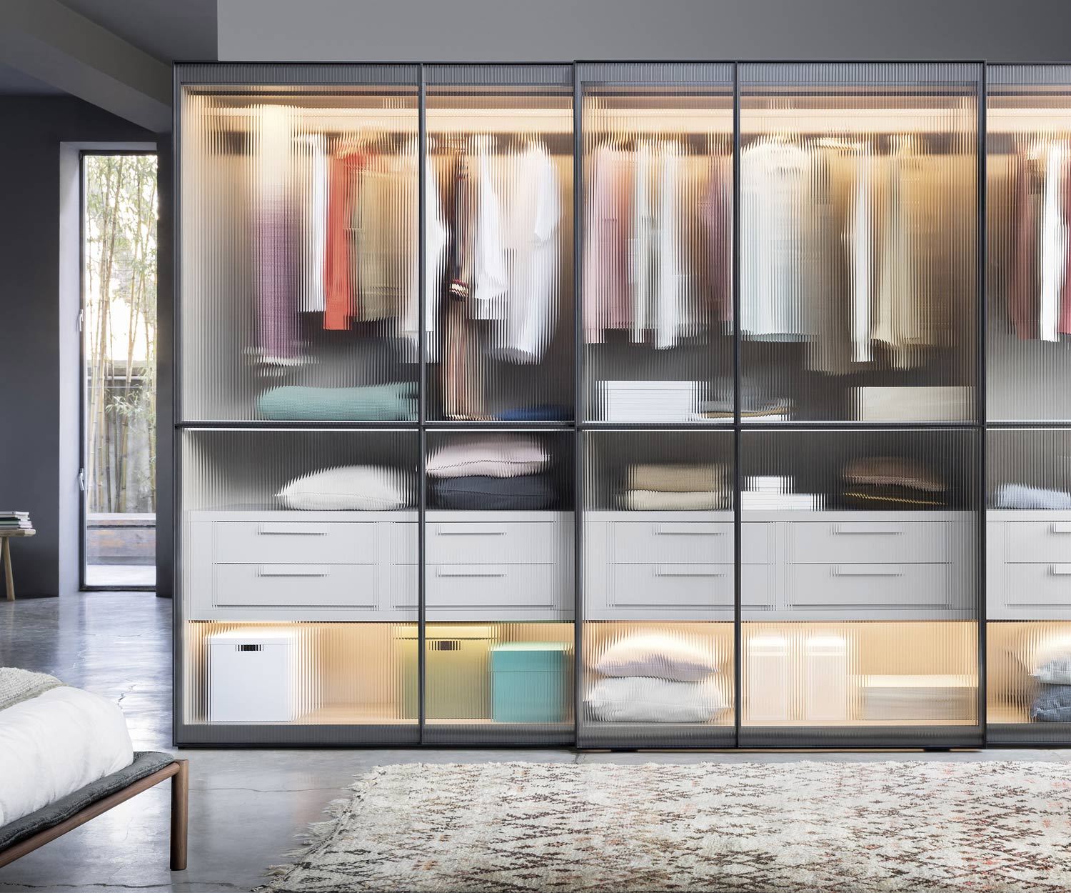 Moderner Designer Novamobili Kleiderschrank Layer Glasschiebetüren mit LED Beleuchtung Moderner Designer Novamobili Kleiderschrank Layer Glasschiebetüren mit LED Beleuchtung