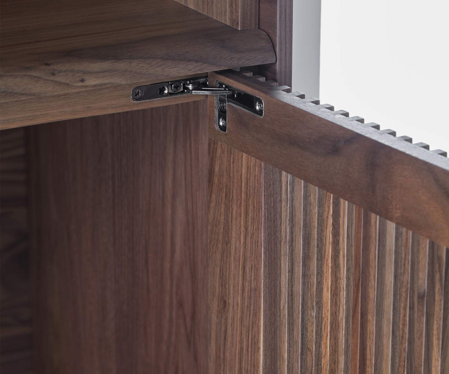 Design Highboard Punt Malmö Detail Blick auf die Beschläge bei geöffneter Lamellentür Design Highboard Punt Malmö Detail Blick auf die Beschläge bei geöffneter Lamellentür