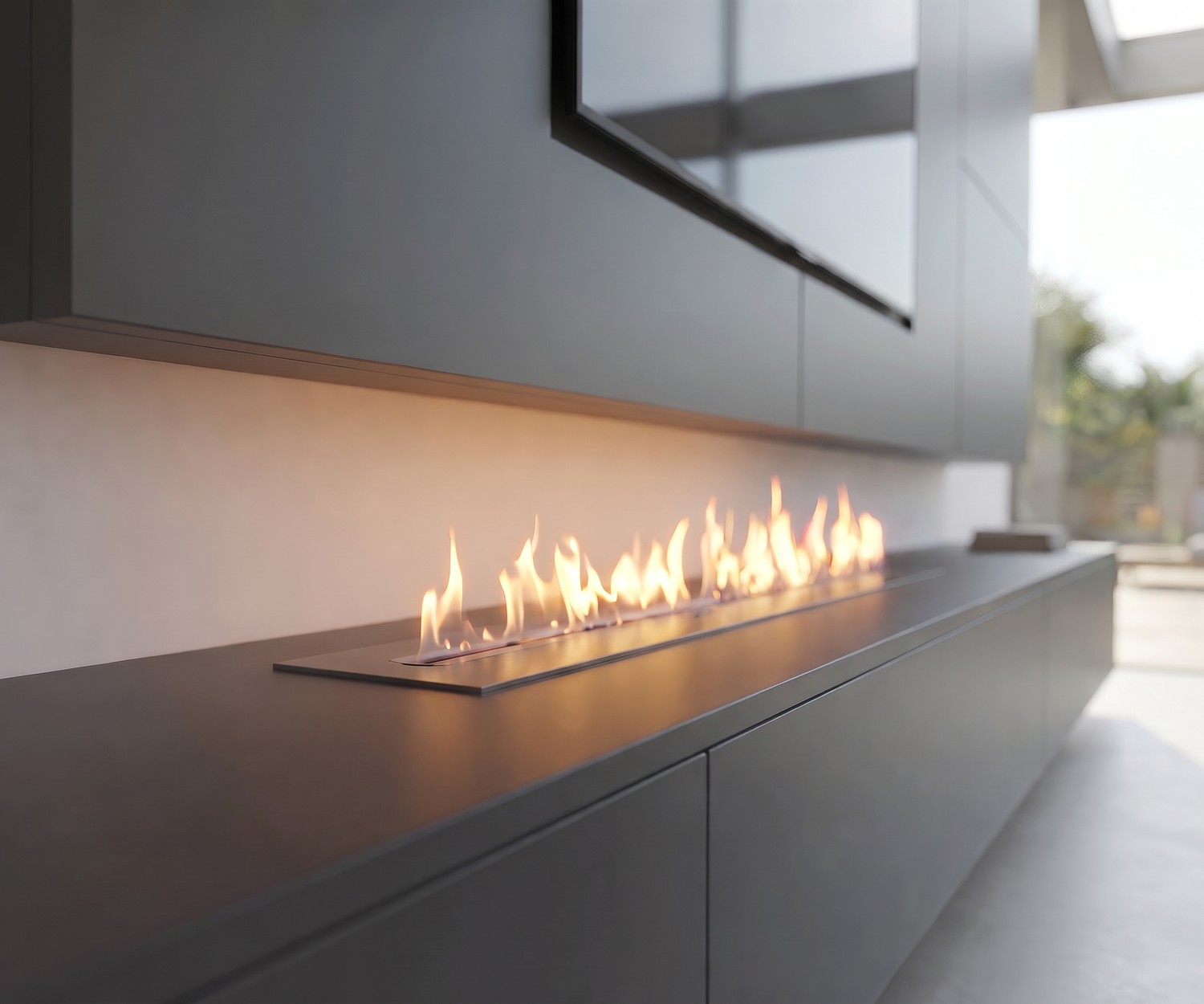 Livitalia TV-Wohnwand C102 mit Kamin: Schwebendes dunkelgraues Lowboard im modernen Wohnzimmer.