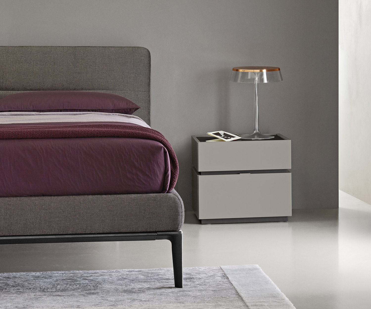 Hochwertiges Bett Dorian von Livitalia im Detail Kante Fuß Bezug Hochwertiges Bett Dorian von Livitalia im Detail Kante Fuß Bezug