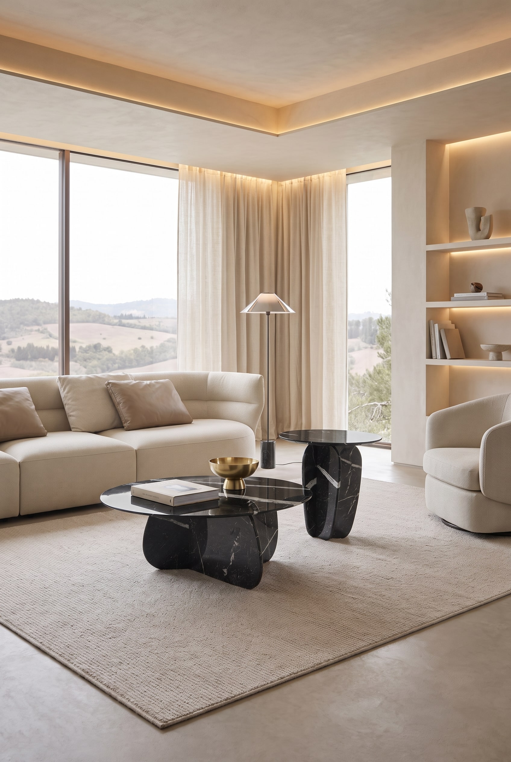 Wohnzimmer mit zwei organisch geformten Couchtischen aus dunklem Marmor auf einem hellen Teppich, im Hintergrund bodentiefe Fenster und indirekte Beleuchtung