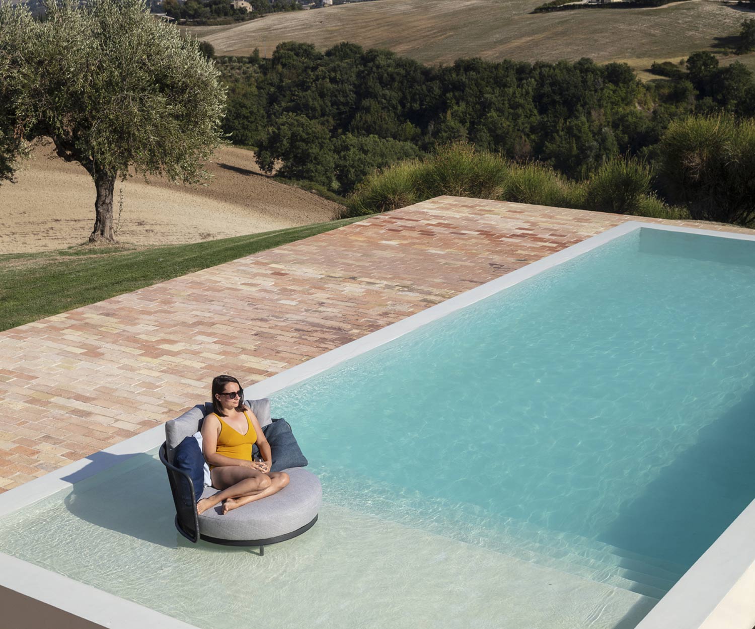 Widerstandsfähige Baza Round Garten Lounge von Todus mit Füßen im Pool Widerstandsfähige Baza Round Garten Lounge von Todus mit Füßen im Pool