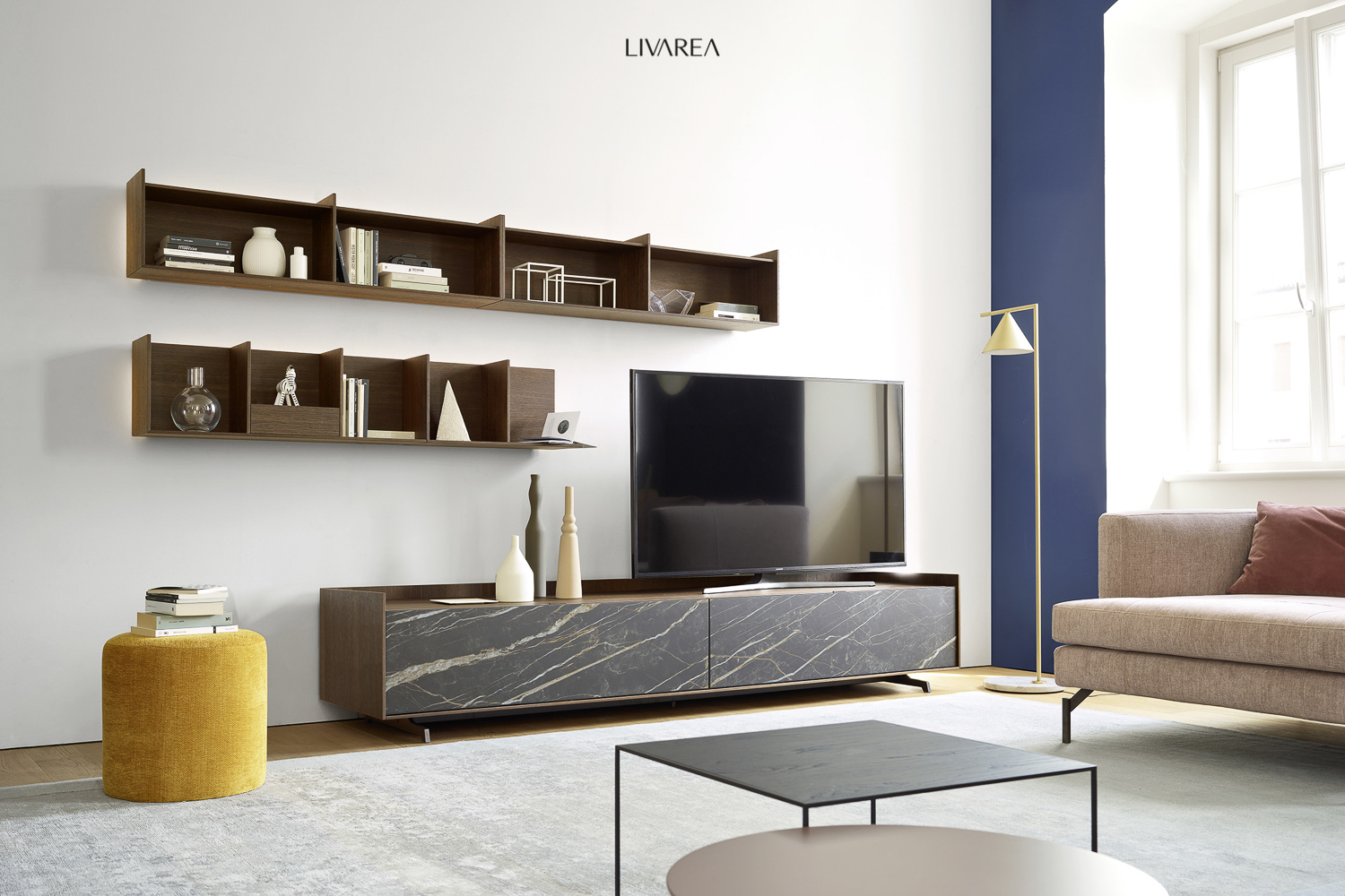 Minimalistische Wohnwand für kleine Räume mit Holz Wandregal Minimalistische Wohnwand für kleine Räume mit Holz Wandregal