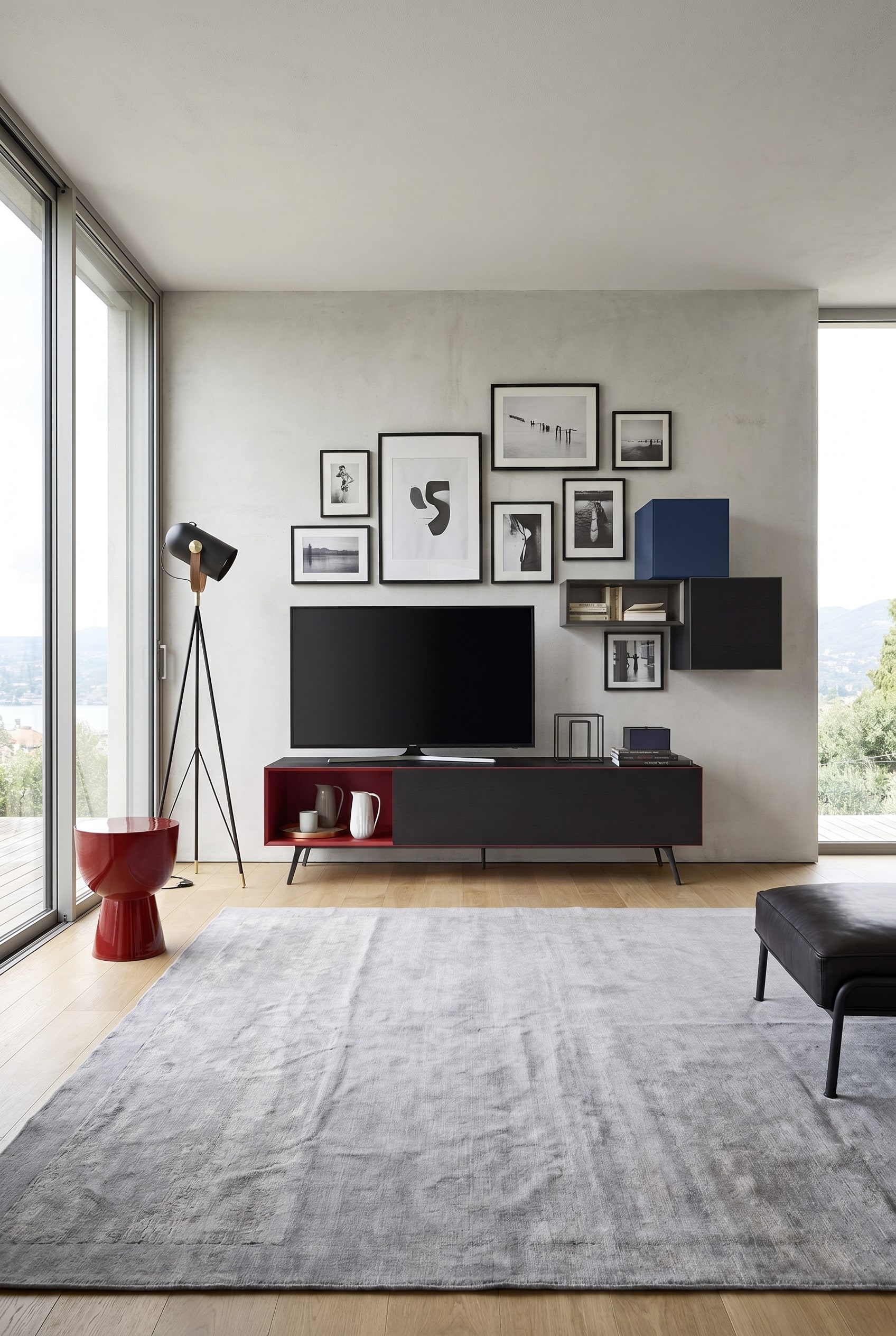 Minimalistisches Lowboard mit offenen roten Fächern und schwarzen Fronten unter einer Wohnzimmer-Galeriewand