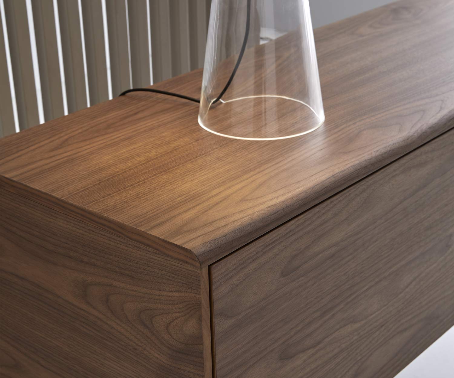 Exklusives Design Sideboard Detail Top mit abgerundeter Kante in Nussbaum Exklusives Design Sideboard Detail Top mit abgerundeter Kante in Nussbaum