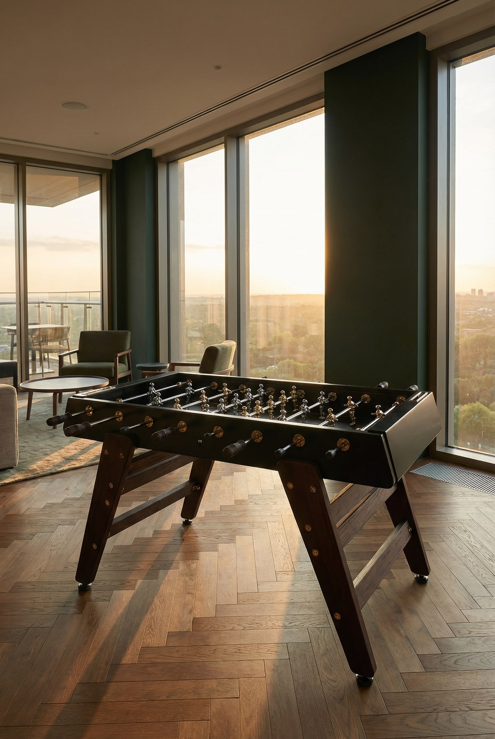 Luxuriöser Tischkicker mit Goldakzenten in einer eleganten Lounge mit tiefblauen Wänden und weichem Abendlicht. Luxuriöser Tischkicker mit Goldakzenten in einer eleganten Lounge mit tiefblauen Wänden und weichem Abendlicht.