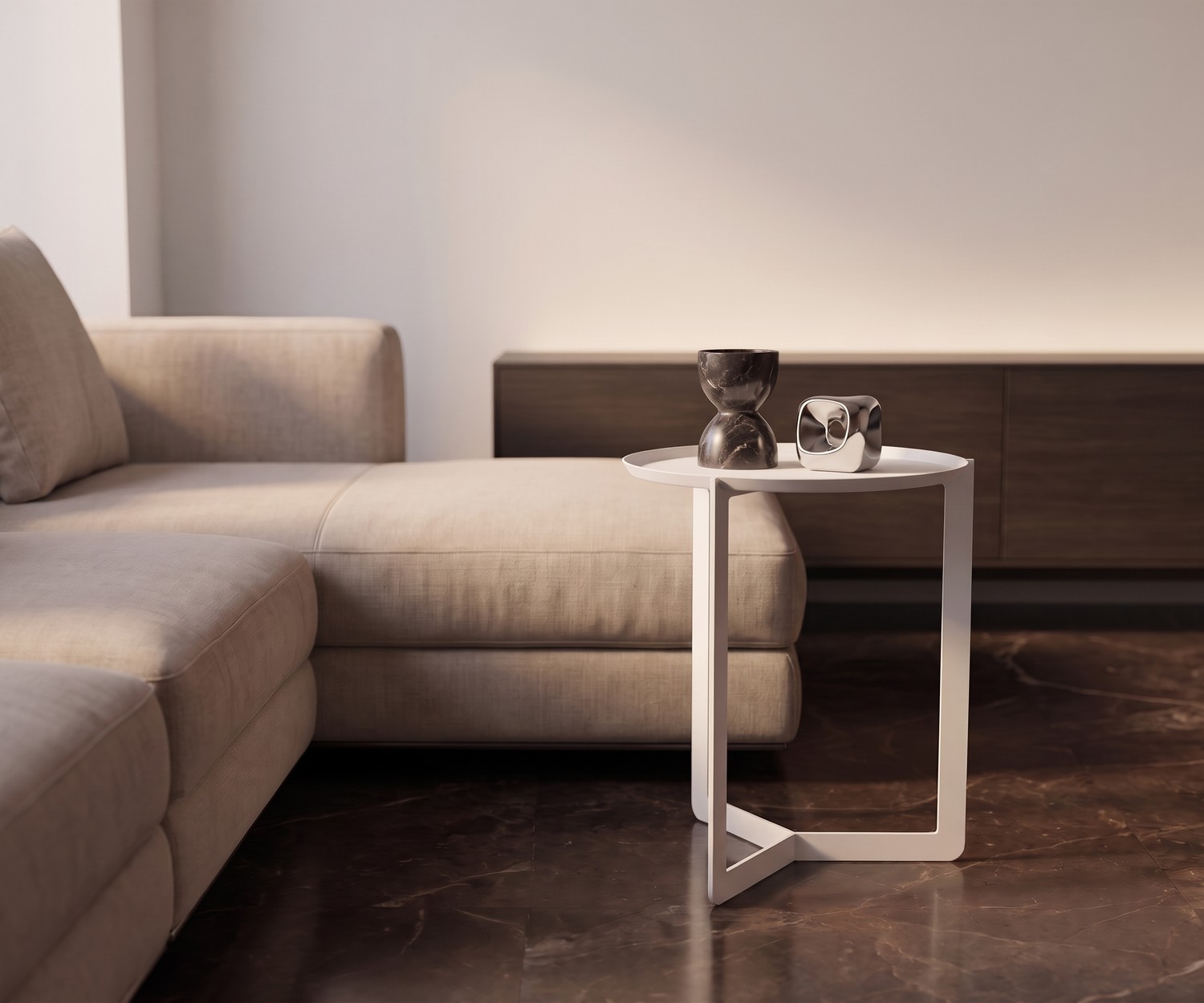 MEME Design Round Beistelltisch aus Metall in Weiß MEME Design Round Beistelltisch aus weißem Metall im modernen Wohnzimmer neben beigem Sofa auf dunklem Marmorboden.