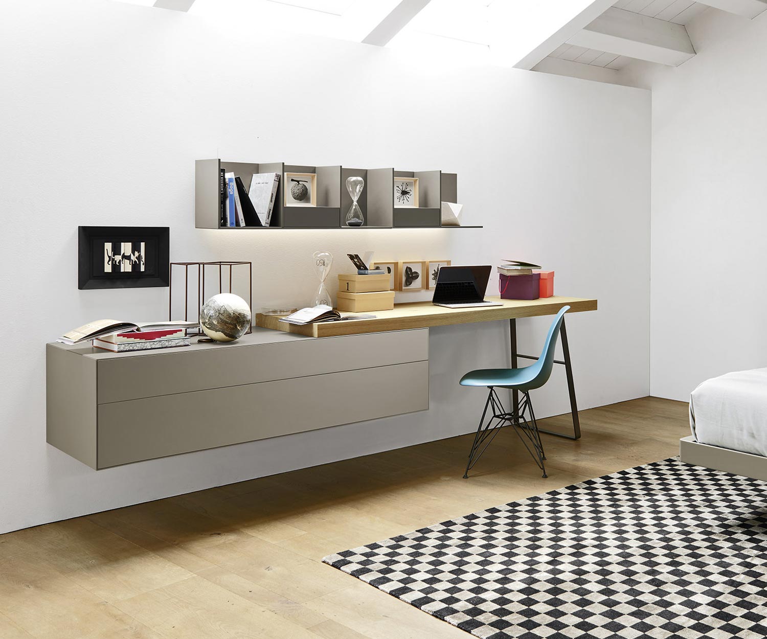 Ecletto hängende Kommode von Livitalia schräge Ansicht hellgrauer Korpus Ecletto hängende Kommode von Livitalia schräge Ansicht hellgrauer Korpus