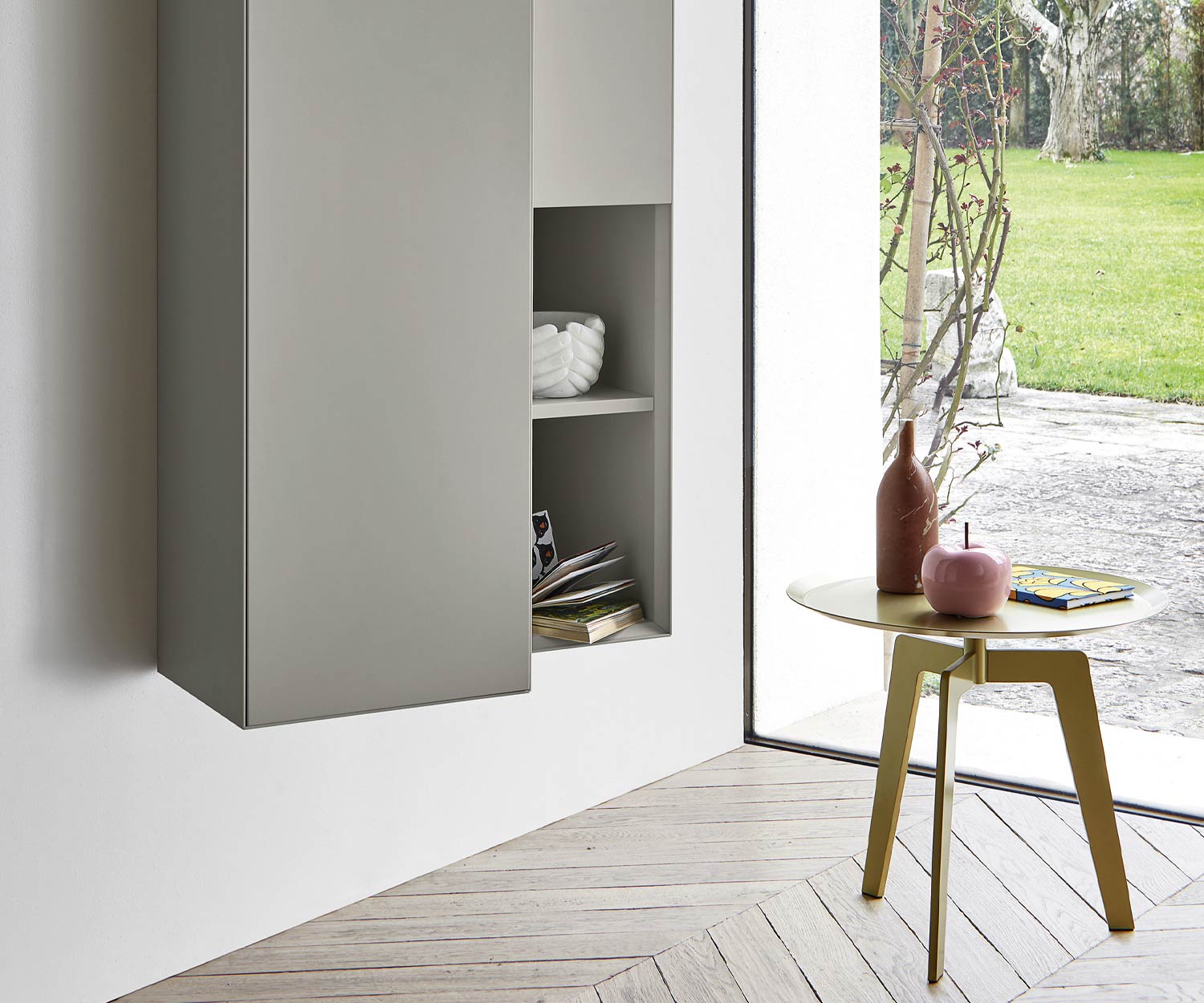 Gold lackierter Livitalia Lotus Tisch auf drei Beinen mit Ablage Gold lackierter Livitalia Lotus Tisch auf drei Beinen mit Ablage