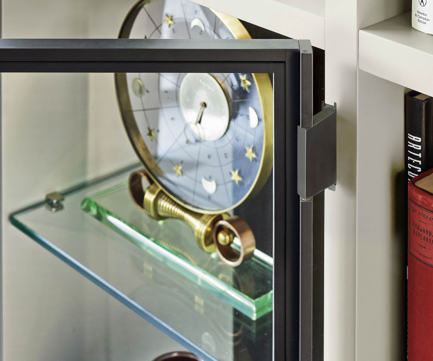 Design Bücherregal mit Leiter und Glasvitrine und 180° Scharniere Design Bücherregal mit Leiter und Glasvitrine und 180° Scharniere