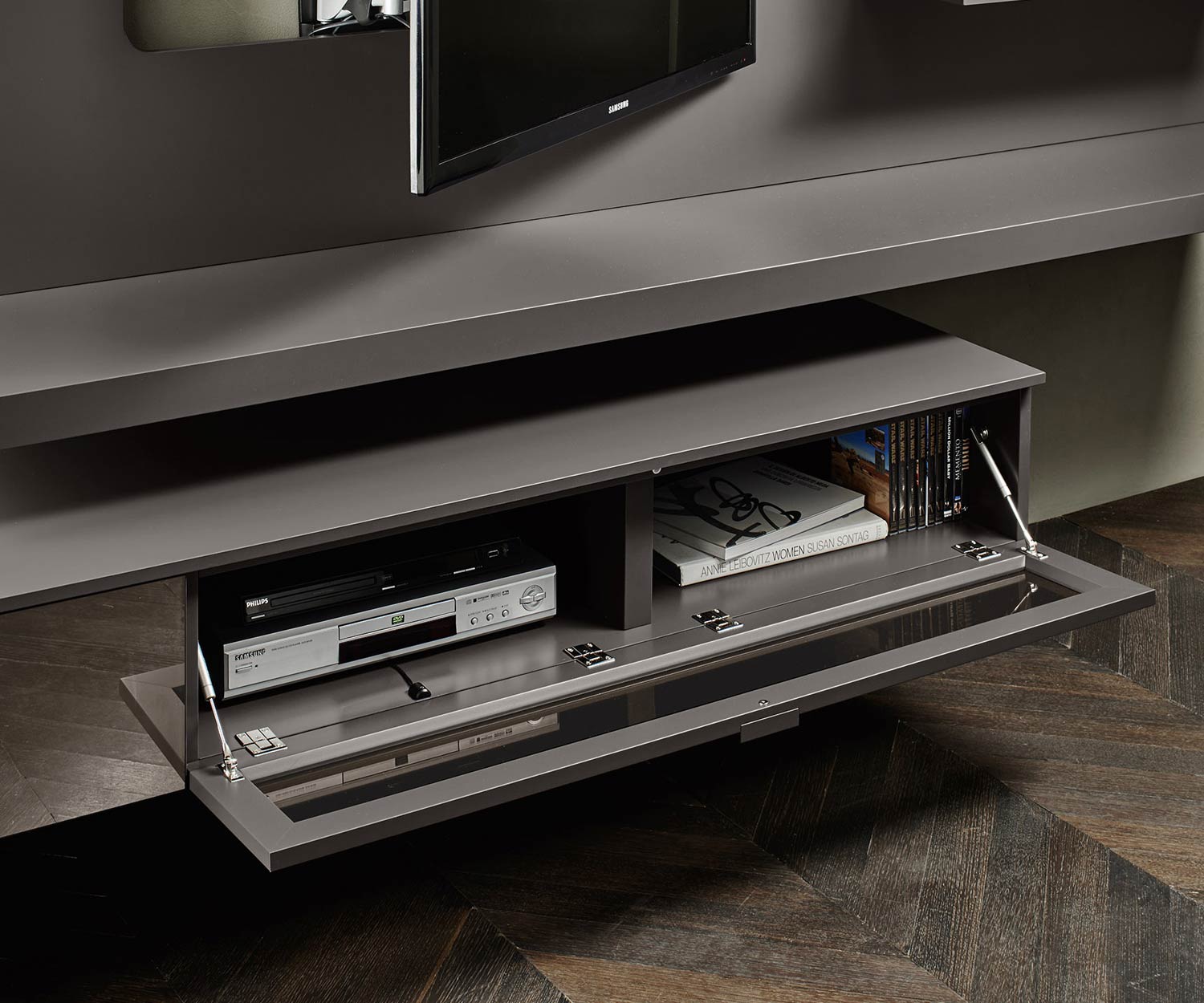 Hochwertige Livitalia Design Wohnwand C54 im Detail mit Infrarot Klapptür Hochwertige Livitalia Design Wohnwand C54 im Detail mit Infrarot Klapptür