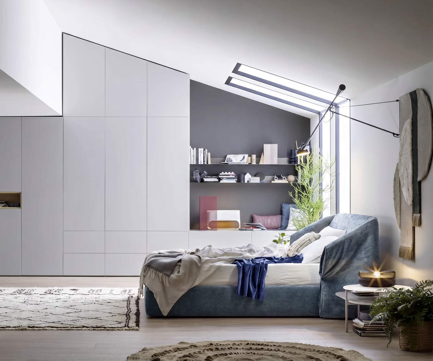 Exklusives Novamobili Polsterbett Hide grauer Stoffbezug im Schlafzimmer