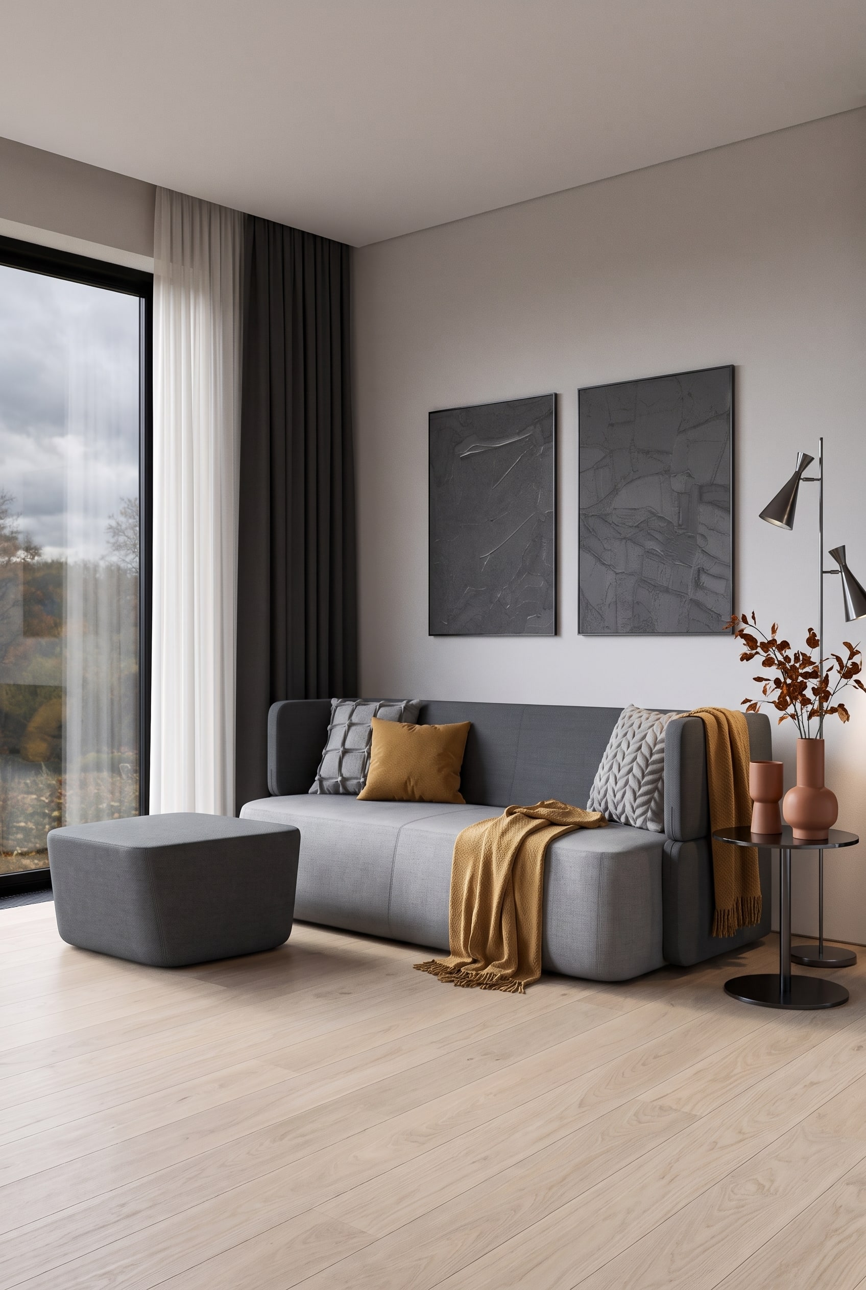 Senfgelbes Schlafsofa vor grauer Wand in herbstlich eingerichtetem Wohnzimmer mit Terrakotta-Akzenten