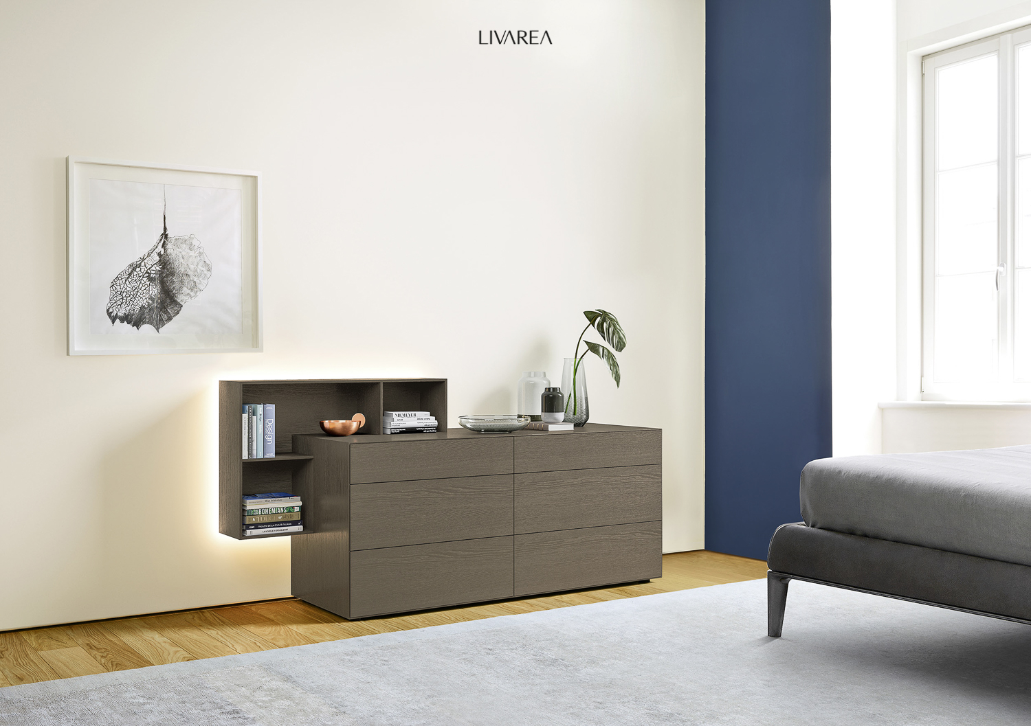 Exklusive Kommode mit offenem Regal und Beleuchtung Exklusive Kommode mit offenem Regal und Beleuchtung