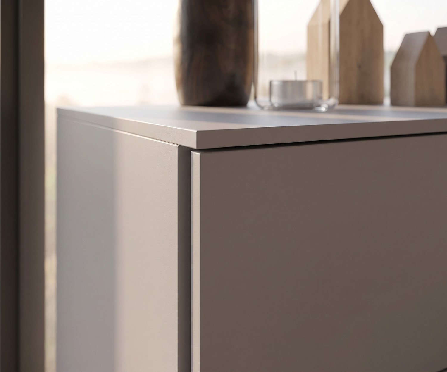 Atena Kommode von Livitalia zur Schlafzimmer-Aufbewahrung vor einem Panoramafenster im modernen, minimalistischen Stil.
