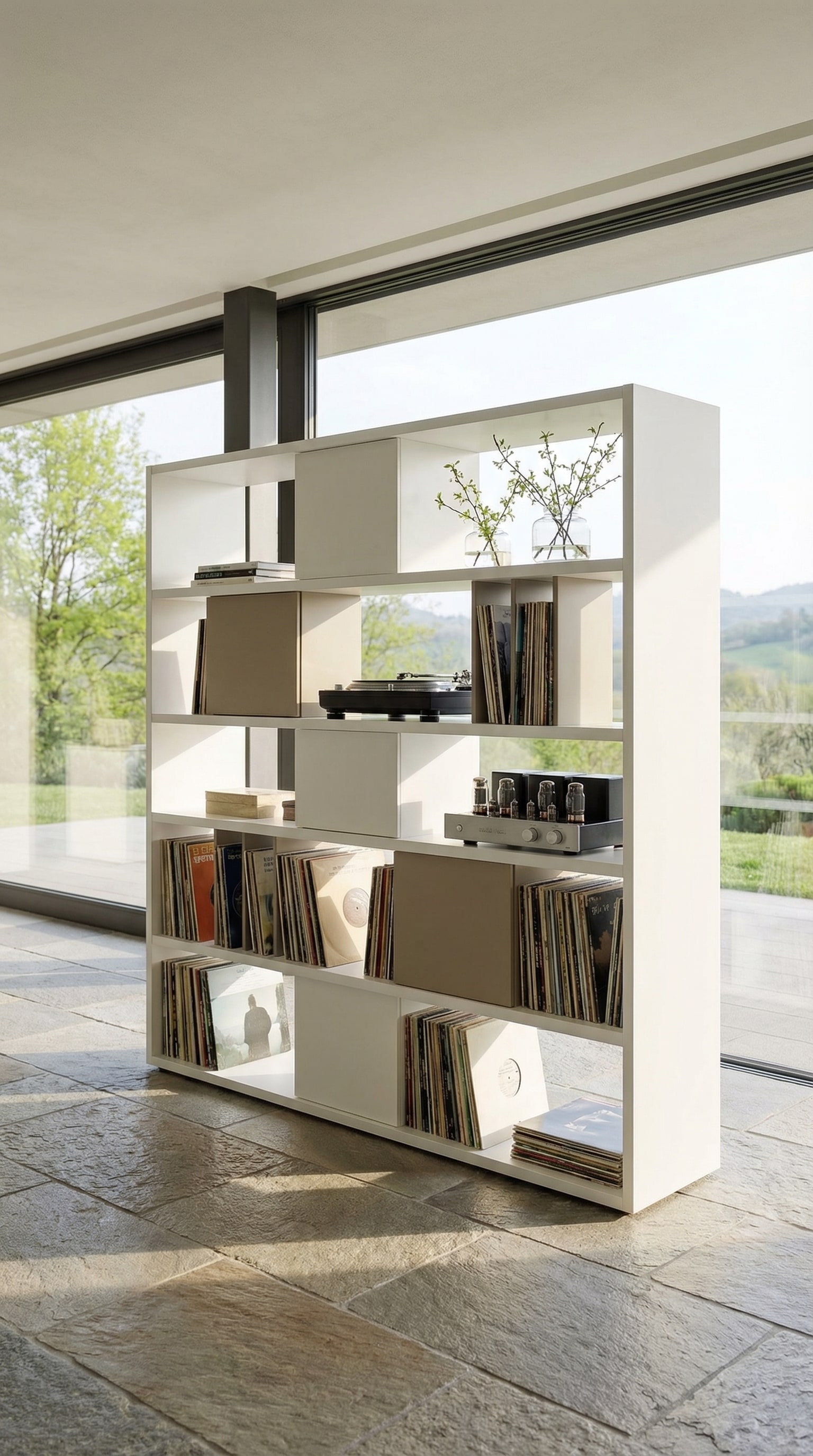 Freistehendes Standregal als Raumteiler mit Schallplatten und Lichtdurchfall