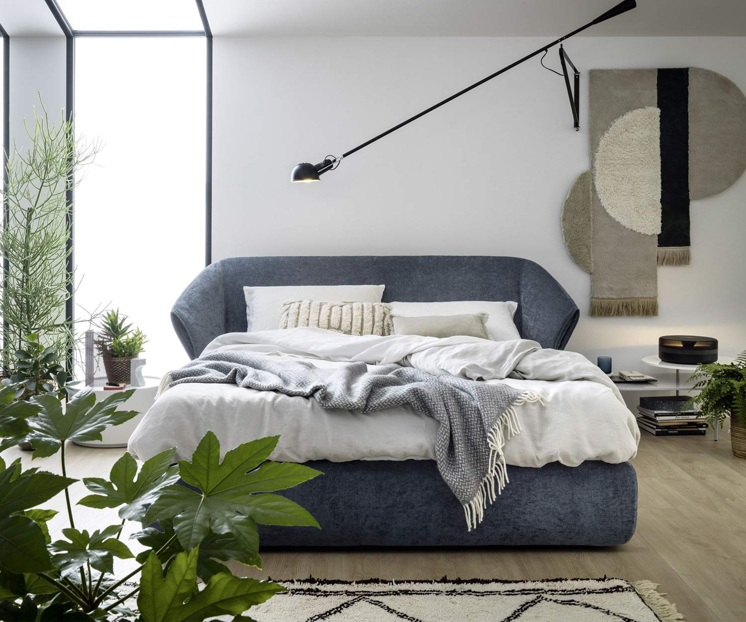 Exklusives Novamobili Polsterbett Hide grauer Stoffbezug im Schlafzimmer Exklusives Novamobili Polsterbett Hide grauer Stoffbezug im Schlafzimmer