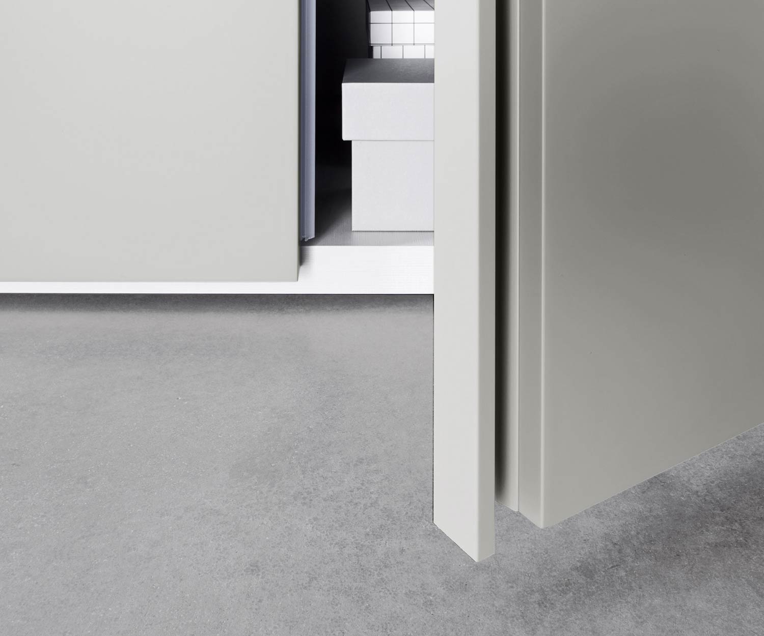 Livitalia Design Kleiderschrank Sinua im Detail die Griffleiste der offenen Flügeltür