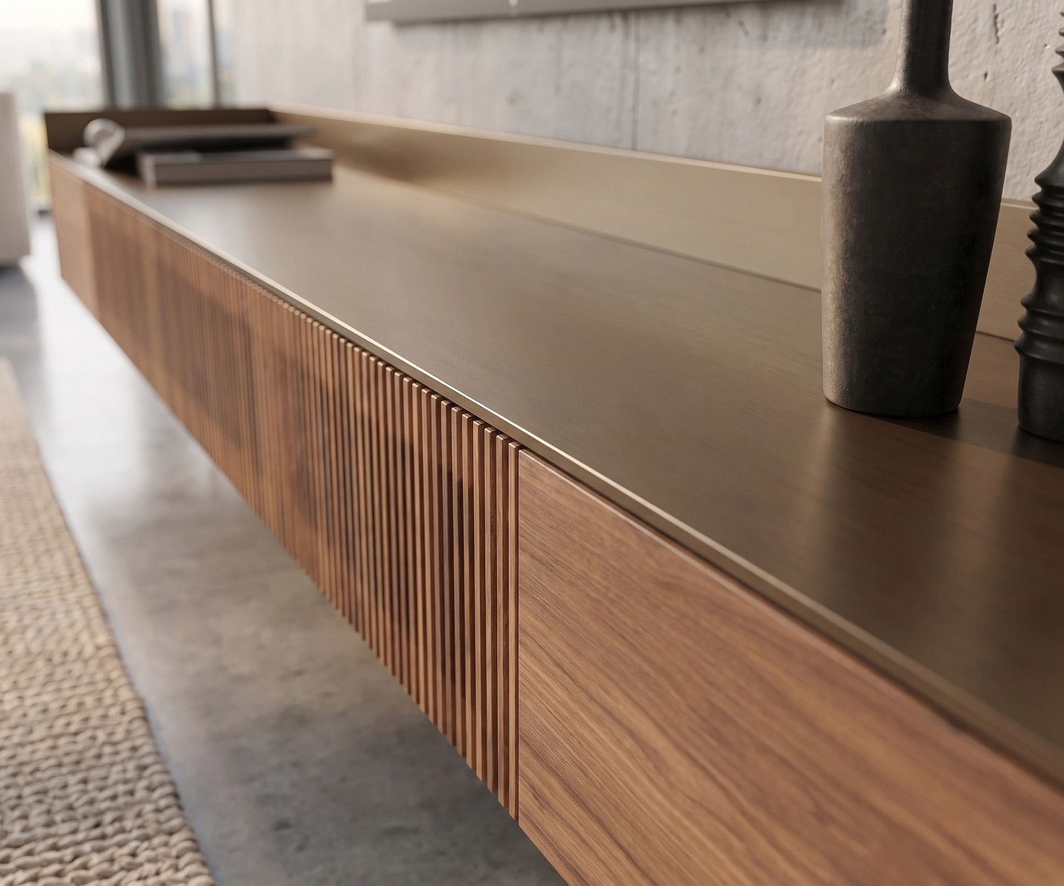 Punt Stockholm Slim Wand TV Sideboard Punt Stockholm Slim Wand TV Sideboard aus Holz mit Gold-Top im modernen Wohnzimmer an Sichtbetonwand.