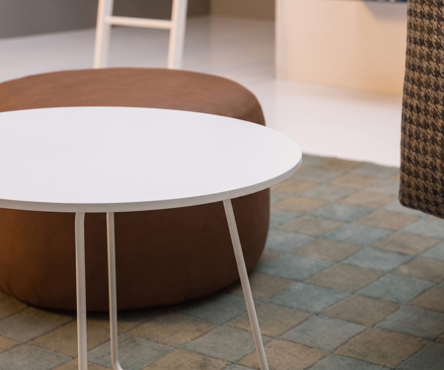 Novamobili Couchtisch Orbis in Weiß Novamobili Beistelltisch Orbis im Wohnzimmer neben braunem Pouf, runder Couchtisch in Weiß, modernes Design.