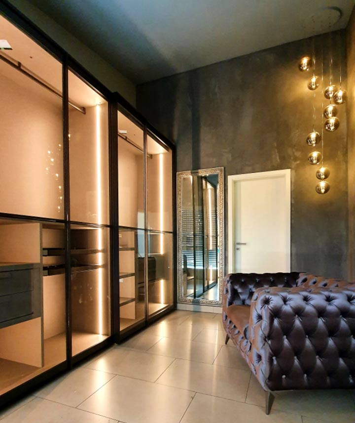 Novamobili-Layer-Kleiderschrank-Seitenwand-Beleuchtung Novamobili-Layer-Kleiderschrank-Seitenwand-Beleuchtung