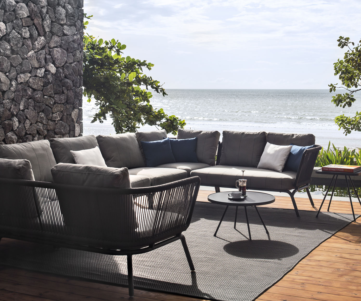 Exklusives Oasiq Yland Chaiselongue 2er Design Sofa mit Gestell in Anthrazit Dunkelgrau Exklusives Oasiq Yland Chaiselongue 2er Design Sofa mit Gestell in Anthrazit Dunkelgrau