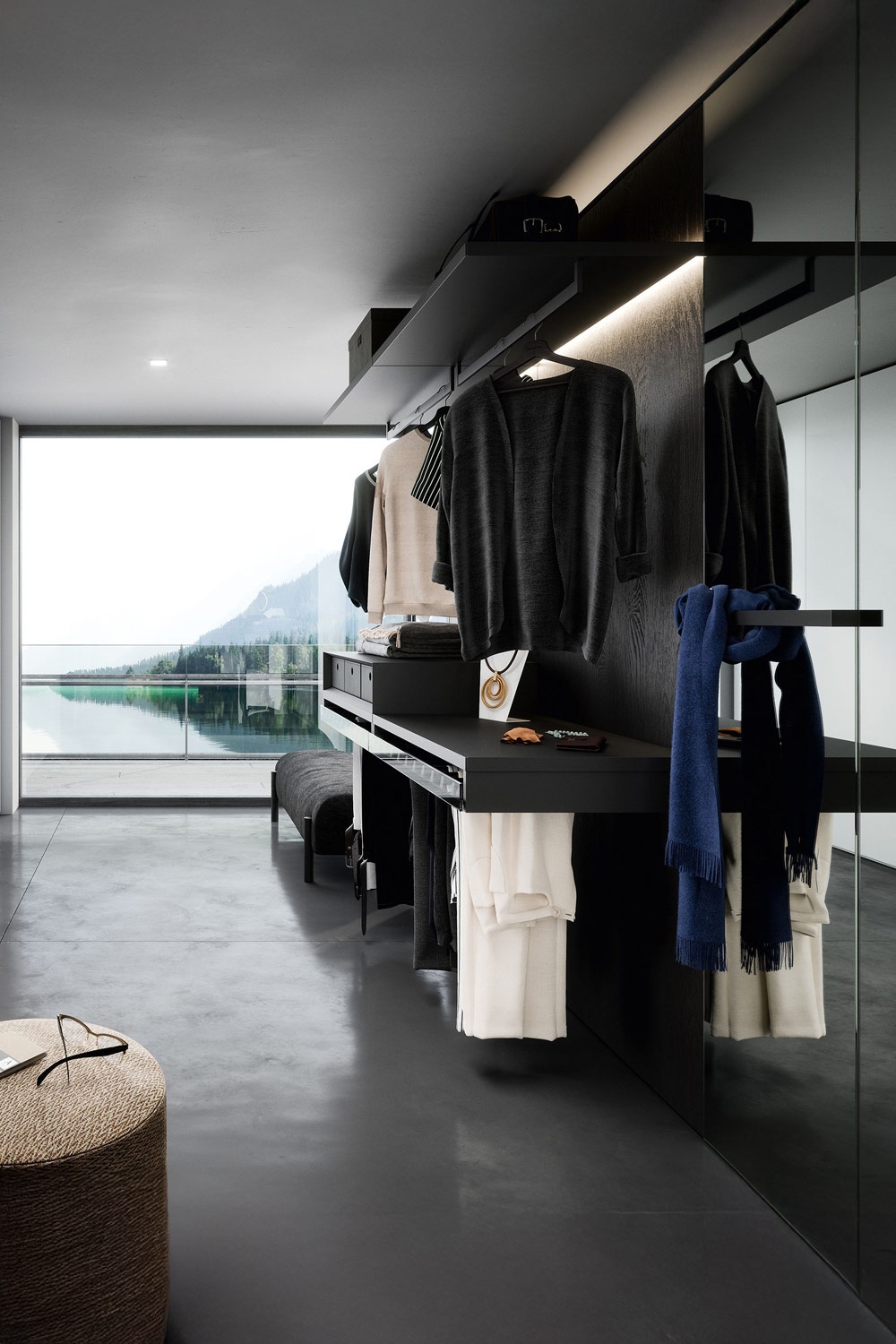 ankleidebereich-mit-einem-offenen-schranksystem-und-gemuetlichen-sitzgelegenheiten