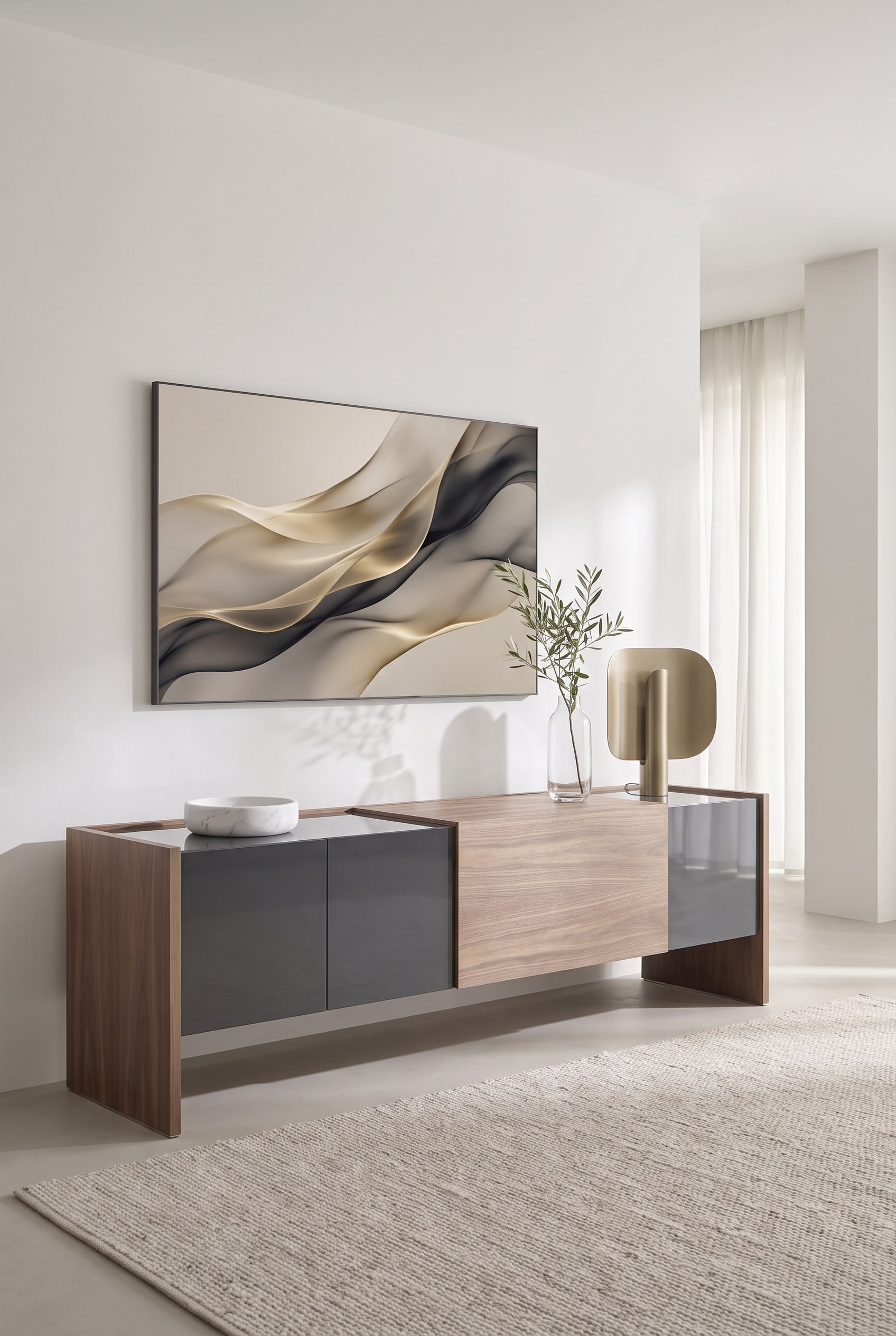 Ein elegantes, minimalistisches Sideboard unter einem an der Wand montierten Fernseher, der wie ein klassisches Kunstgemälde gerahmt ist und ein Bild zeigt.