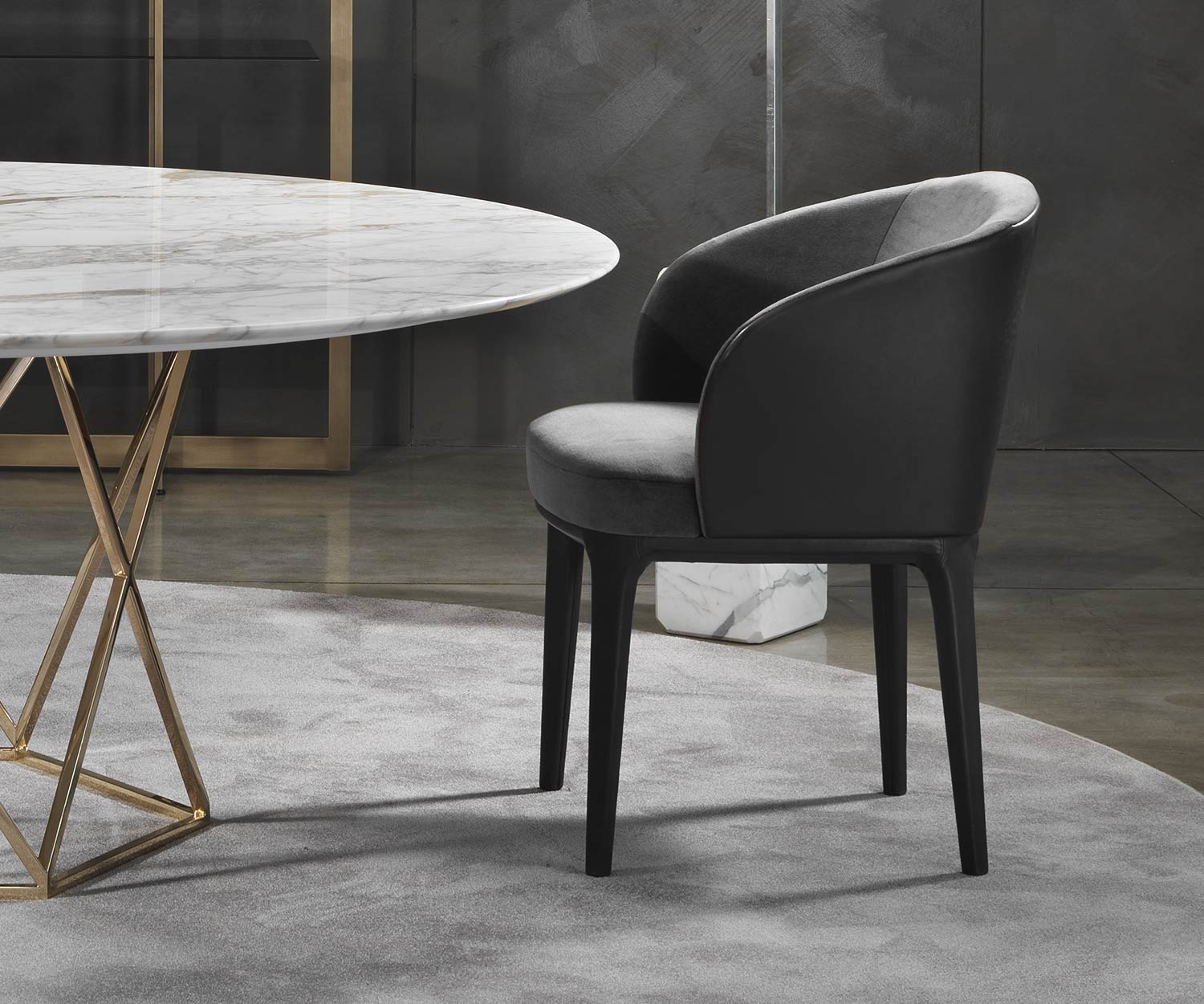 Exklusiver Marelli Armlehnenstuhl Paris im Esszimmer in grauem Stoffbezug Exklusiver Marelli Armlehnenstuhl Paris im Esszimmer in grauem Stoffbezug