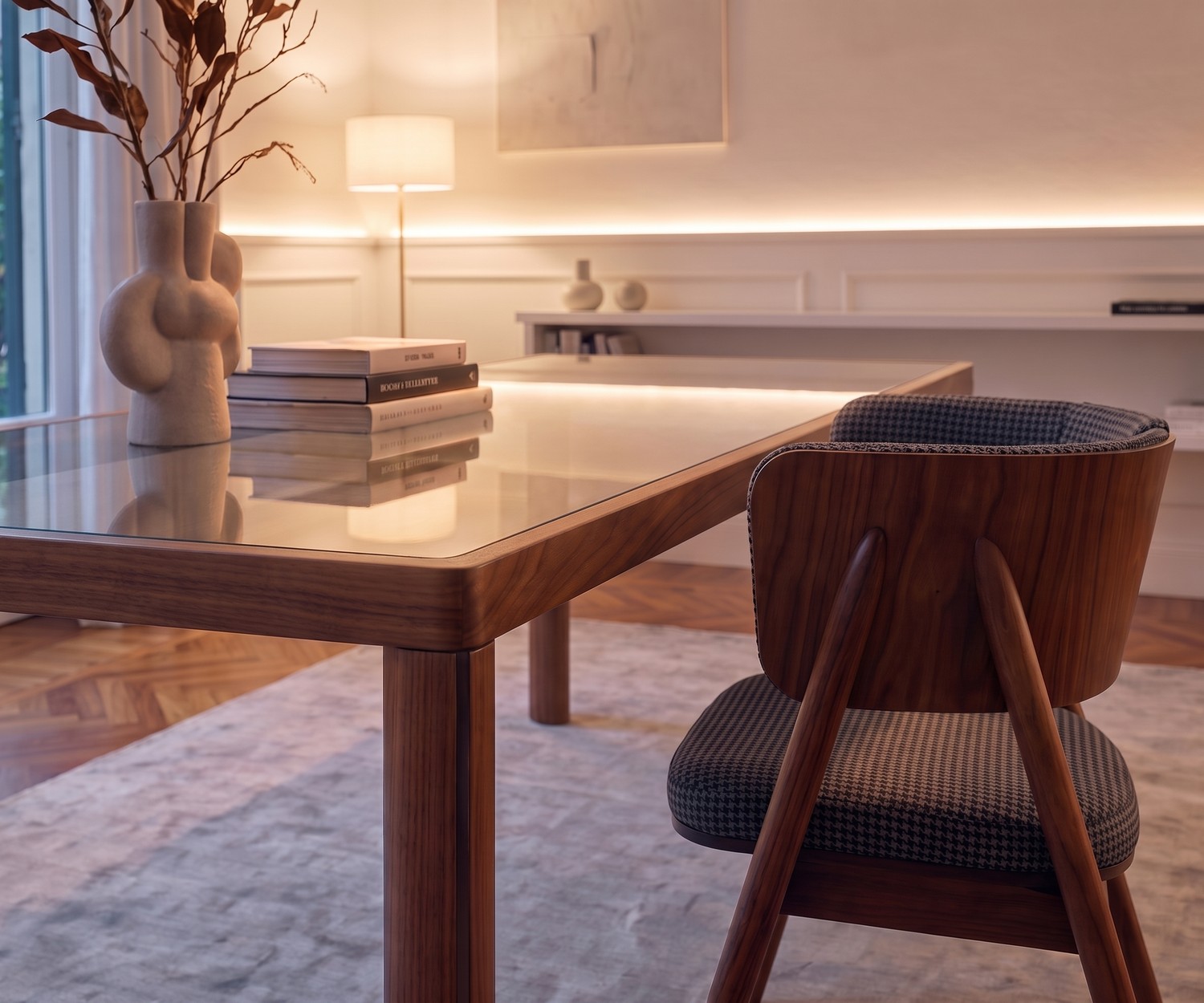 Moderner al2 ka-bera 001 b Holz-Esstisch im Esszimmer al2 ka-bera 001 b Design Esstisch aus Holz im Esszimmer mit passenden Stühlen und Sideboard vor großer Fensterfront.